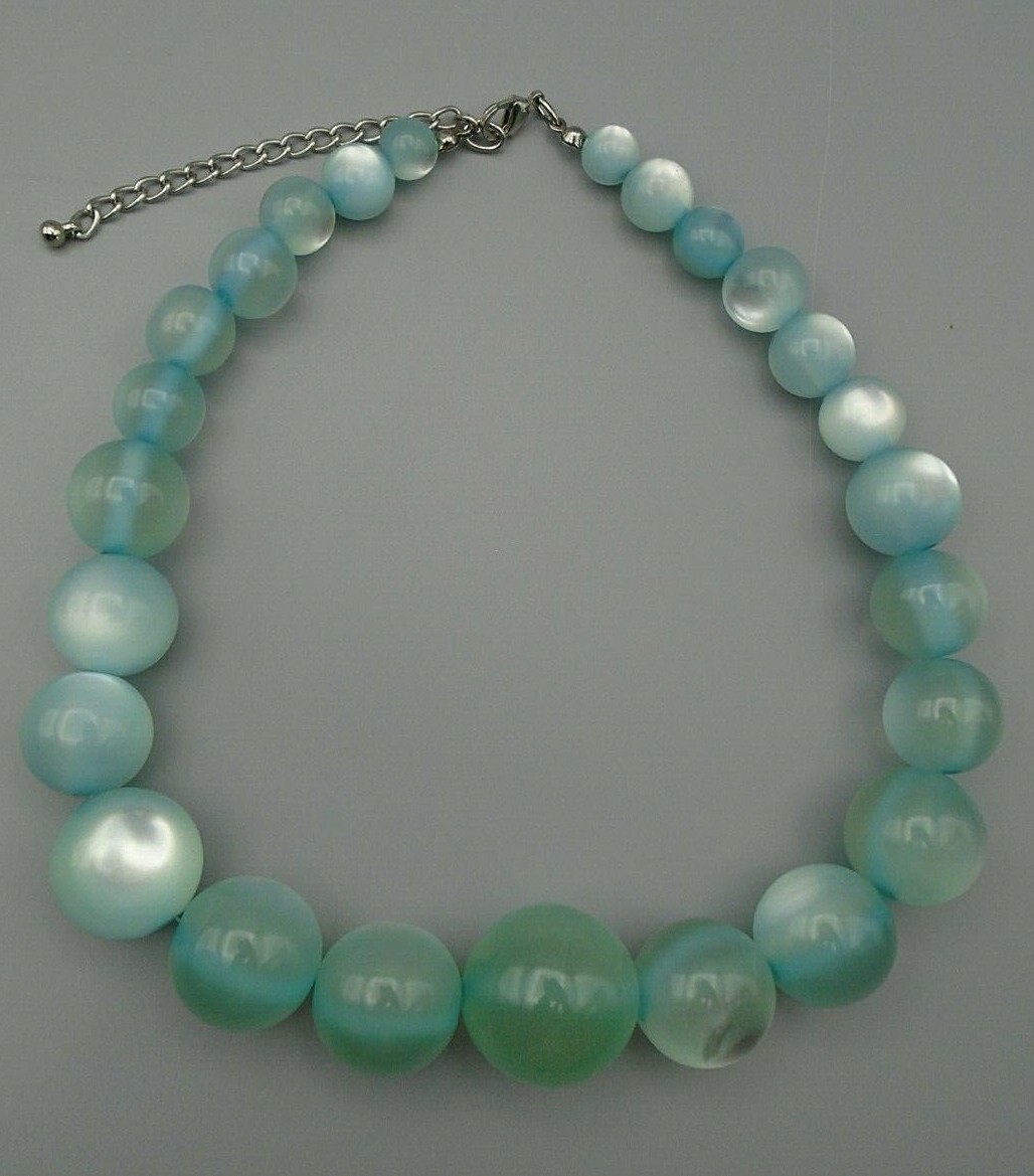 Vintage Women’s Light Teal Opalescent Graduating Beads Necklace