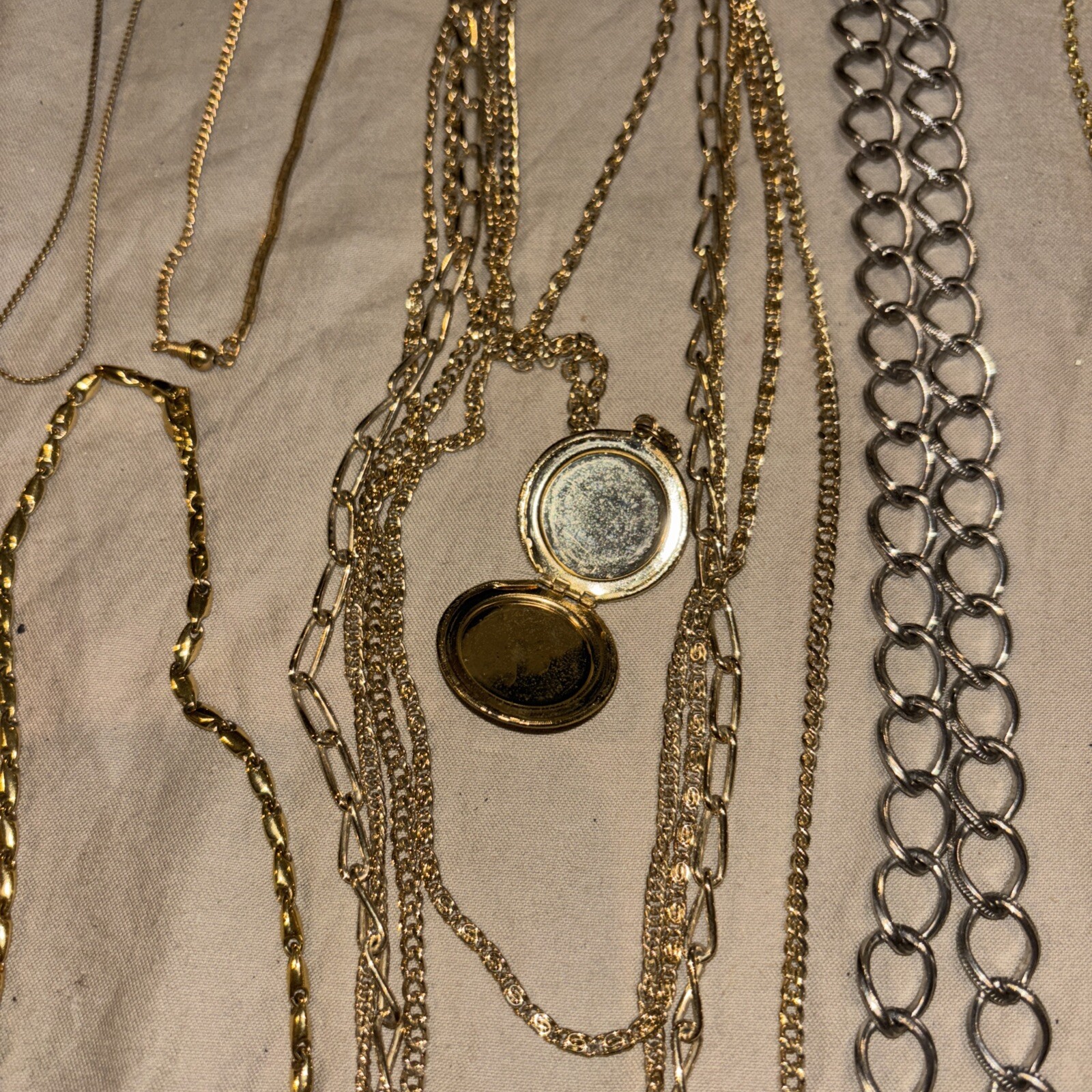40 PIECE LOT VINTAGE COSTUME JEWELRY: NECKLACES, RINGS, PENDANTS, ETC AUCTION #8