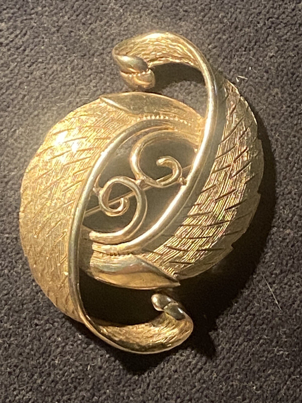 Curved Double Feather Swirl Brooch Pin Gold Tone Textured Metal 1.5”x2” Vintage
