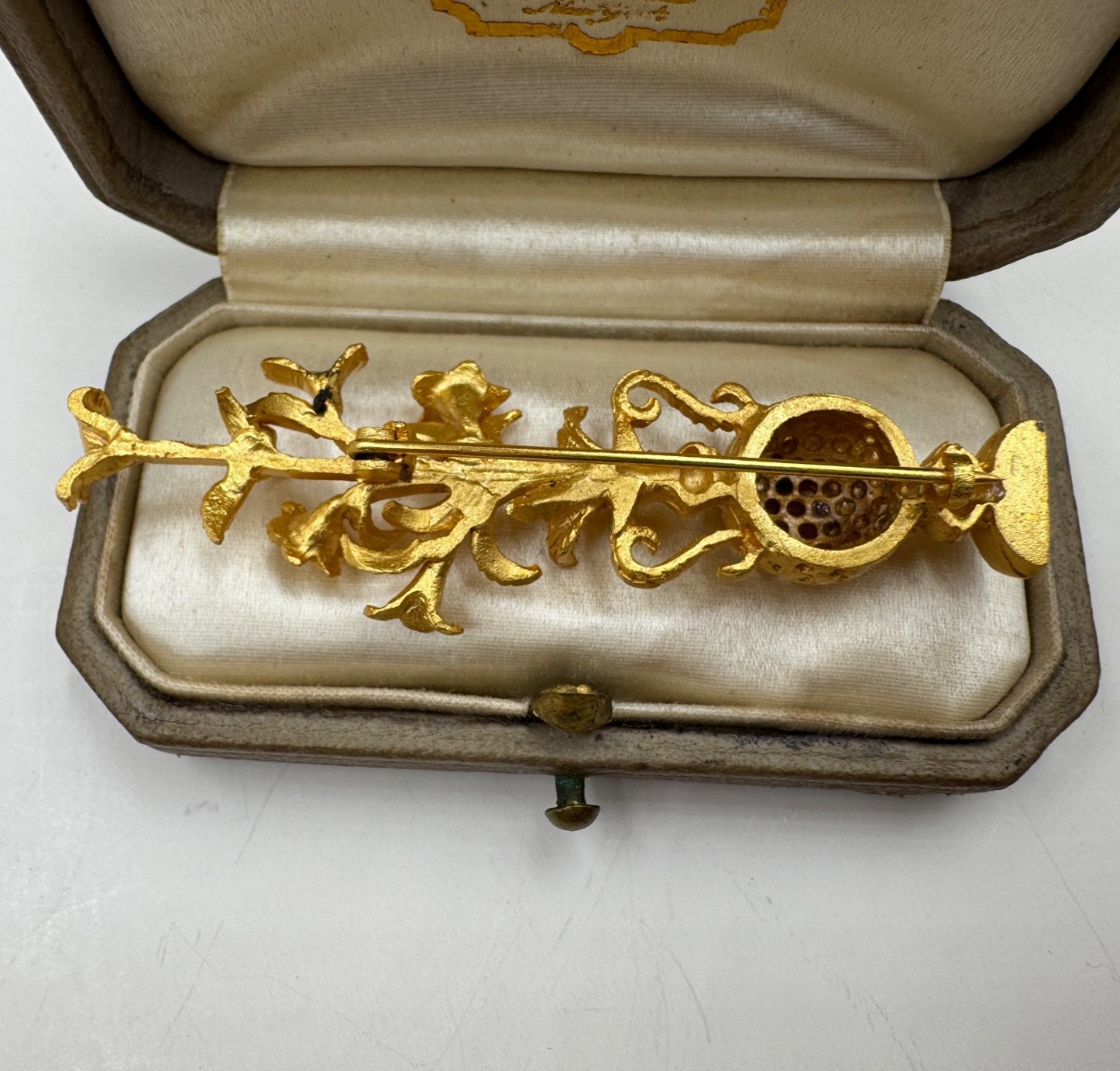 ELEGANT EARLY VINTAGE BROOCH GOLD TN VICTORIAN LILY BOUQUET LOVE BEAUTY DEVOTION