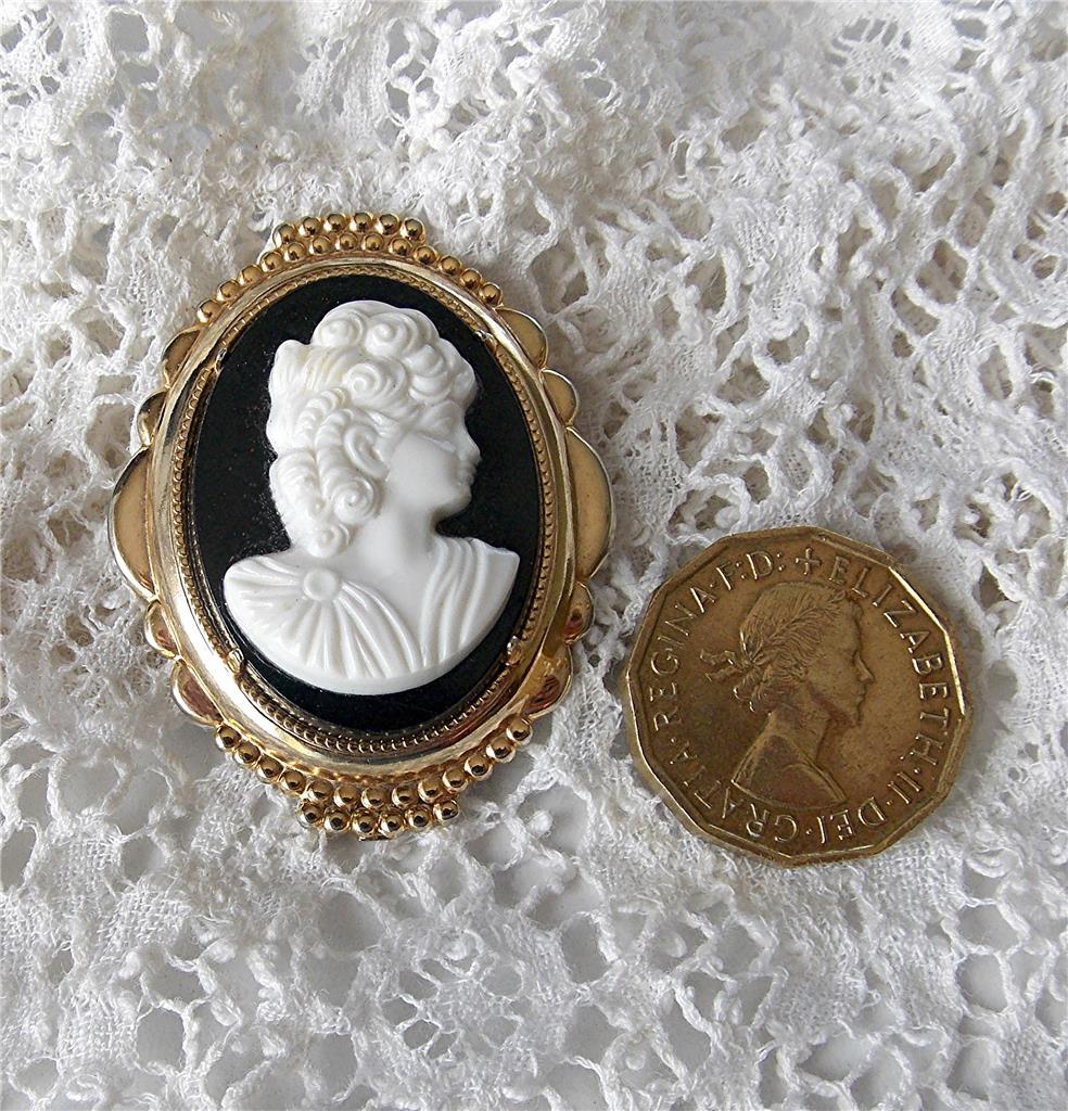 BEAUTIFUL VINTAGE MID-CENTURY WHITE & BLACK CAMEO GOLD TONE BROOCH PIN