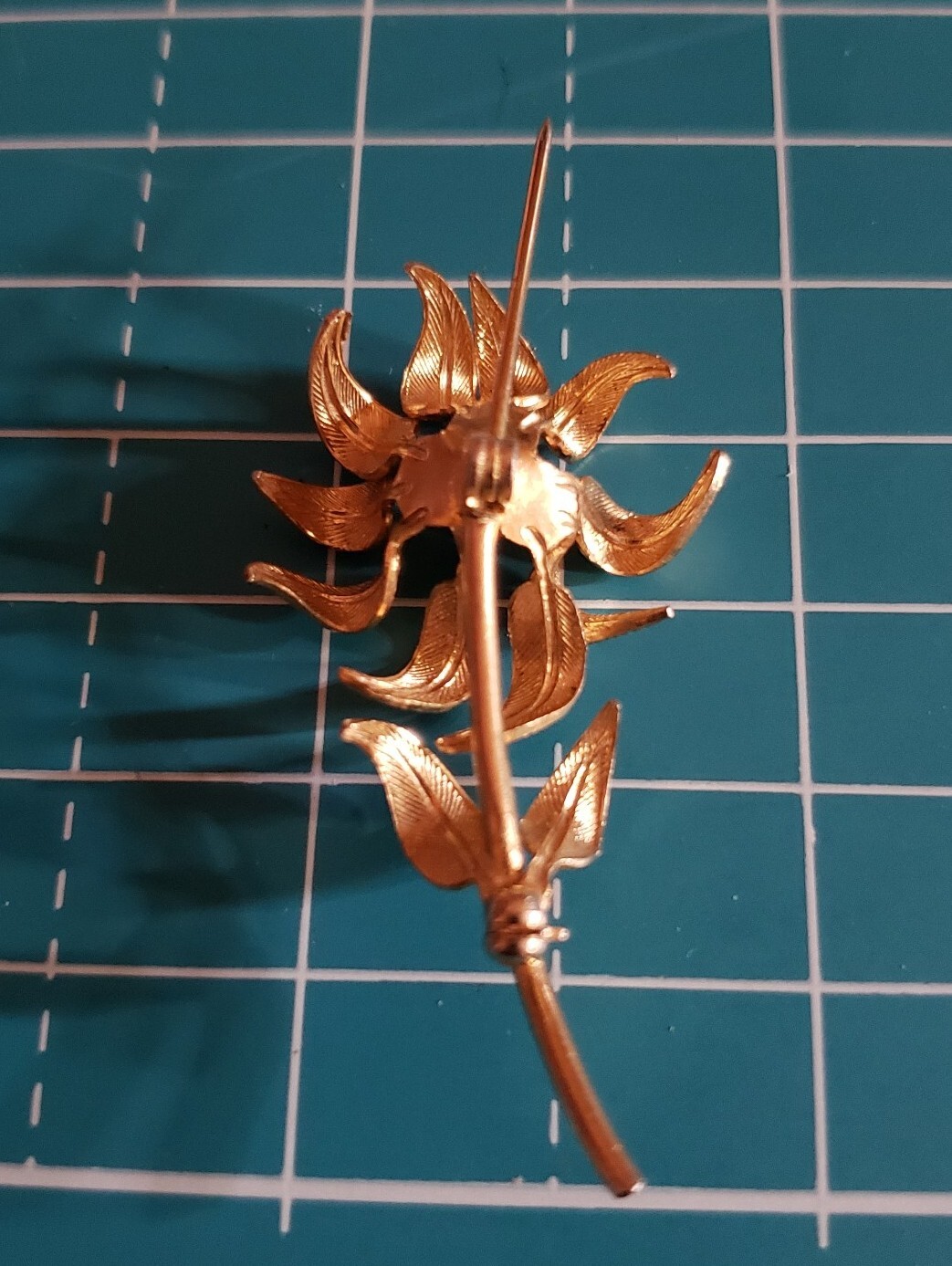 Gold Tone Flower Coral Stone(?) Center Fall Floral Autumn Pin Brooch