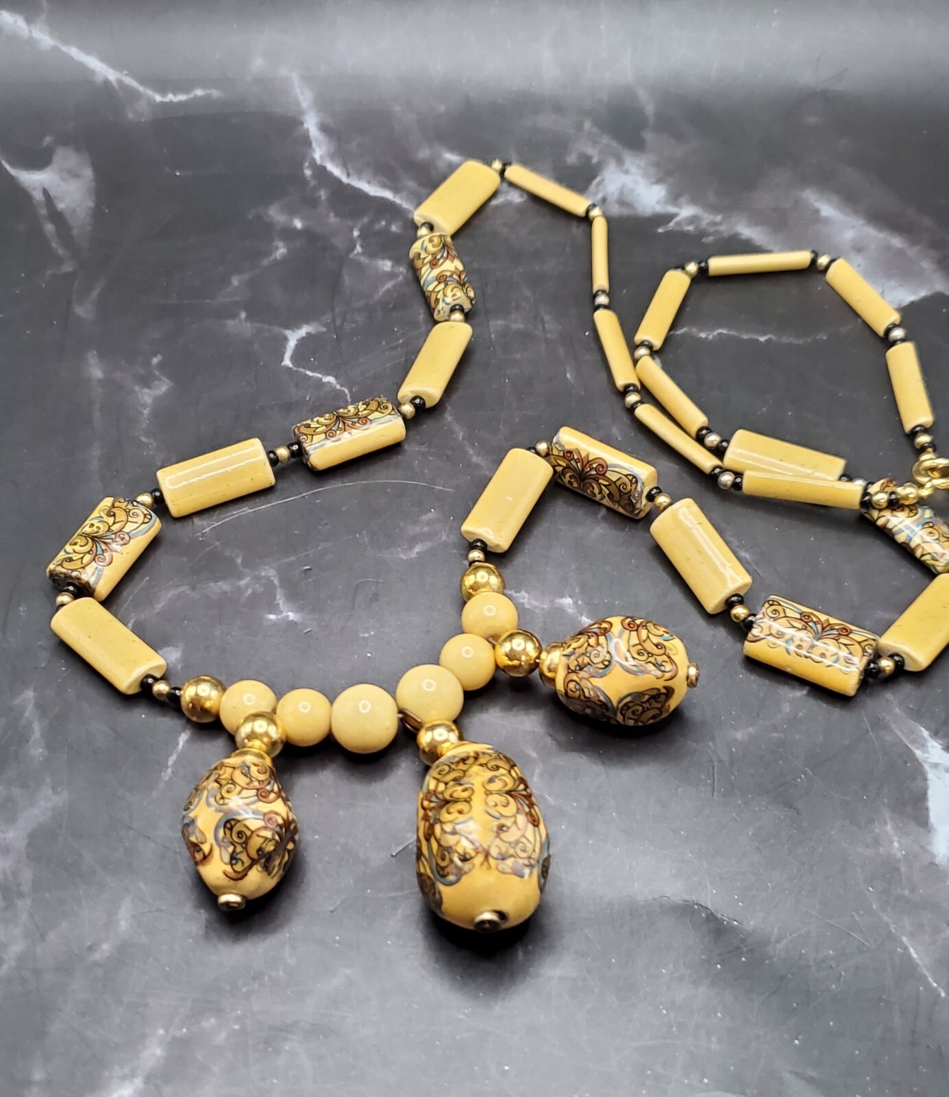 VTG Chunky Hand Painted Bead Ceramic & Wood Necklace Accented w/Gold Tone Beads