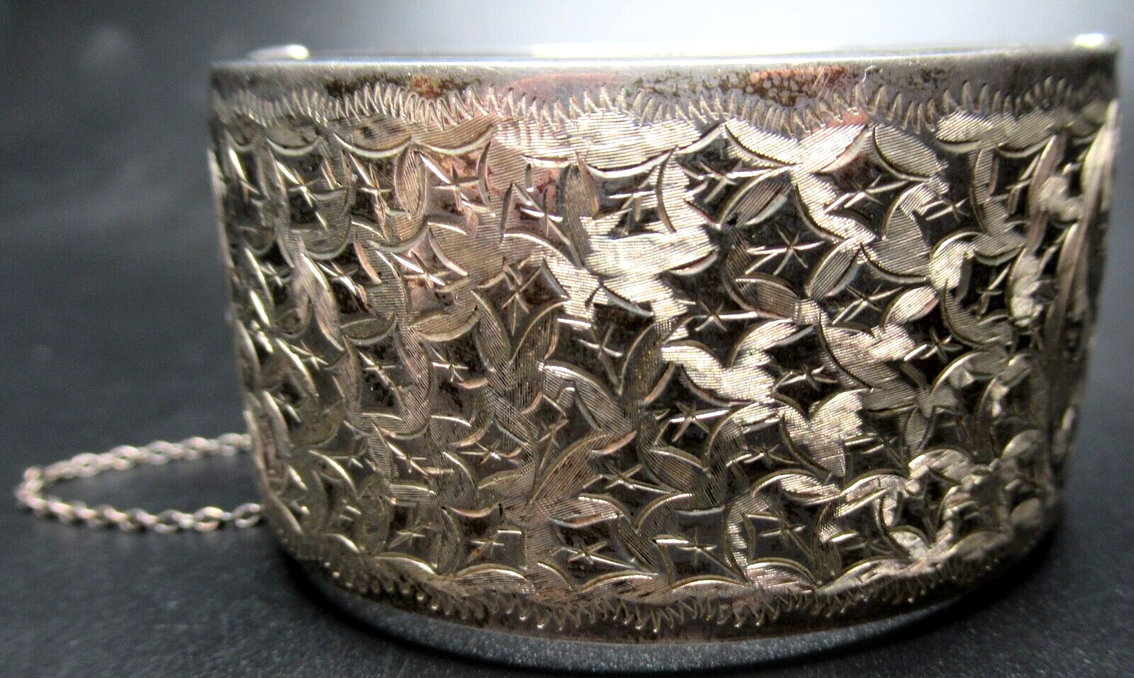 BIRMINGHAM England 1963 Silver Etched Leaf Design Hinged Vintage Bracelet