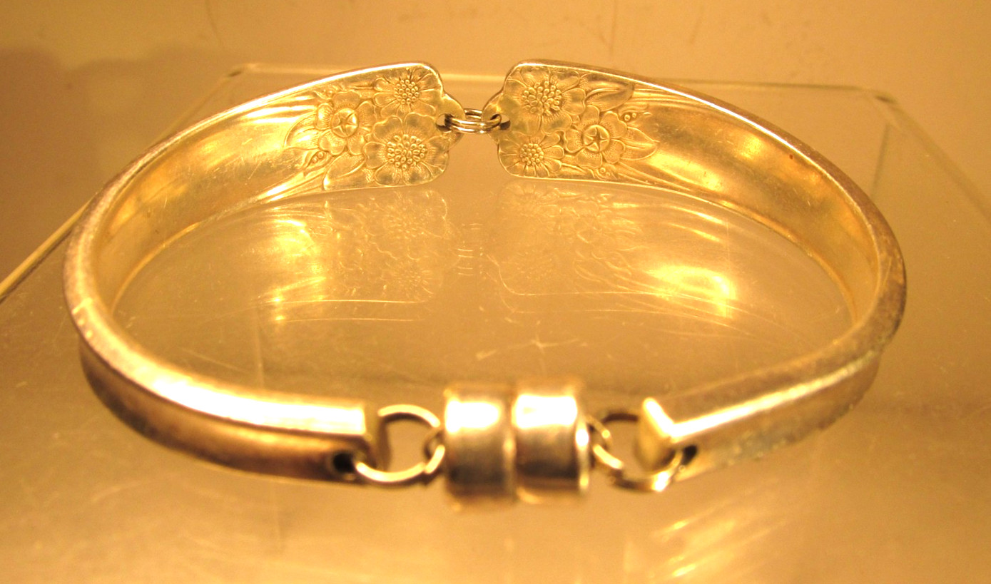 Wonderful Vintage Silver Plate Spoon Bracelet W/ Magnet Clasp 7” length