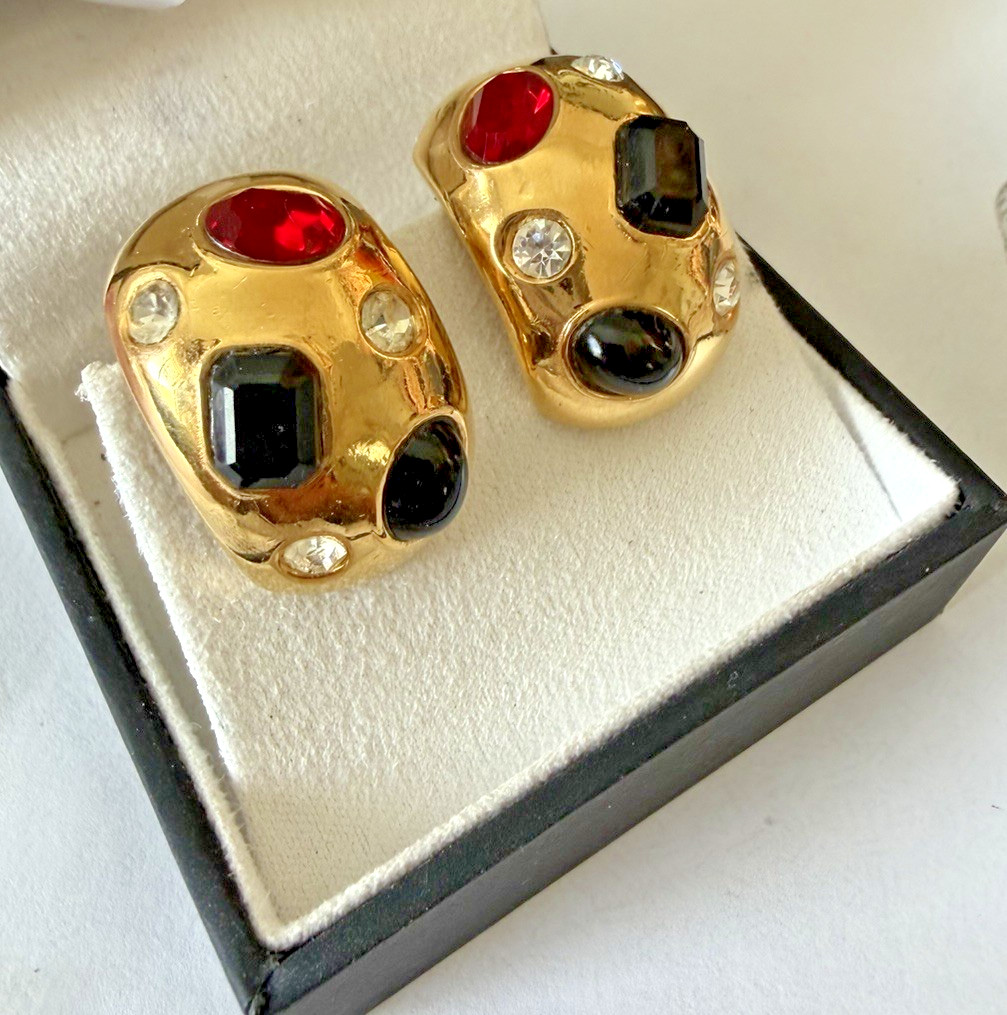 CINER VTG GRIPOIX Black Red Clear Glass Cabochon Rhinestone Hoop Clip Earrings