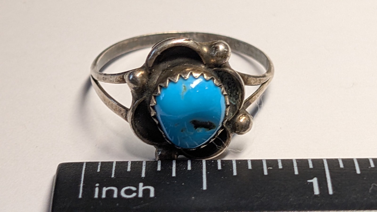 VINTAGE STERLING SILVER SOUTHWESTERN TURQUOISE RING ABOUT SIZE 8 1/2