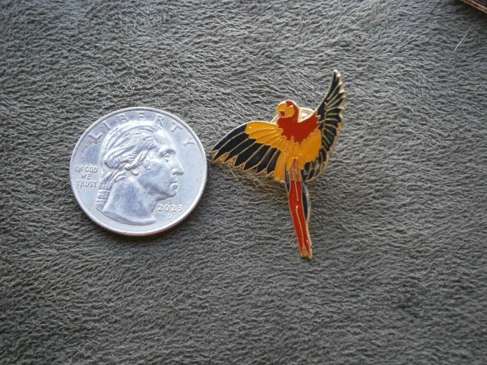 Macaw Parrot in Flight Vintage Enamel Lapel Pin Hat Badge 3.2g