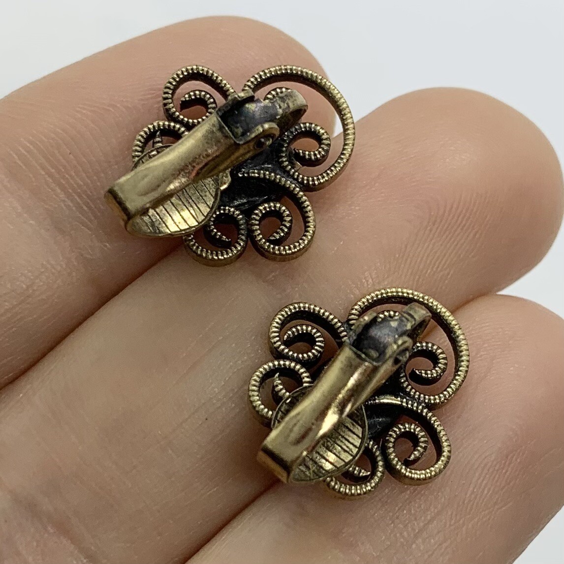 VTG RED GRIPOIX GLASS CABOCHON GOLD FILIGREE NOUVEAU EARRINGS CLIP-ON 5/8”