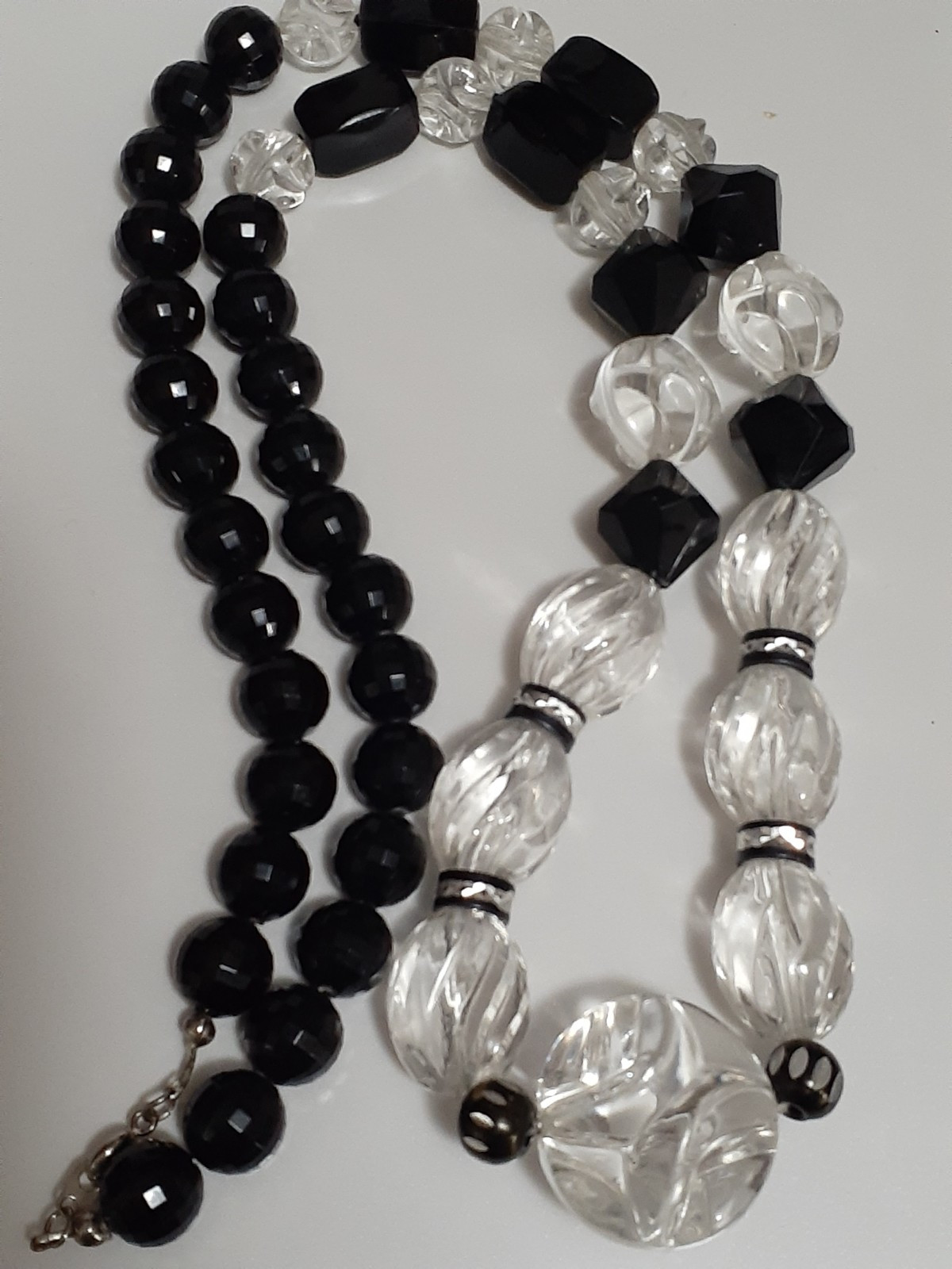 Vintage black & clear lucite bead chunky necklace w/rondelle spacer beads 25″