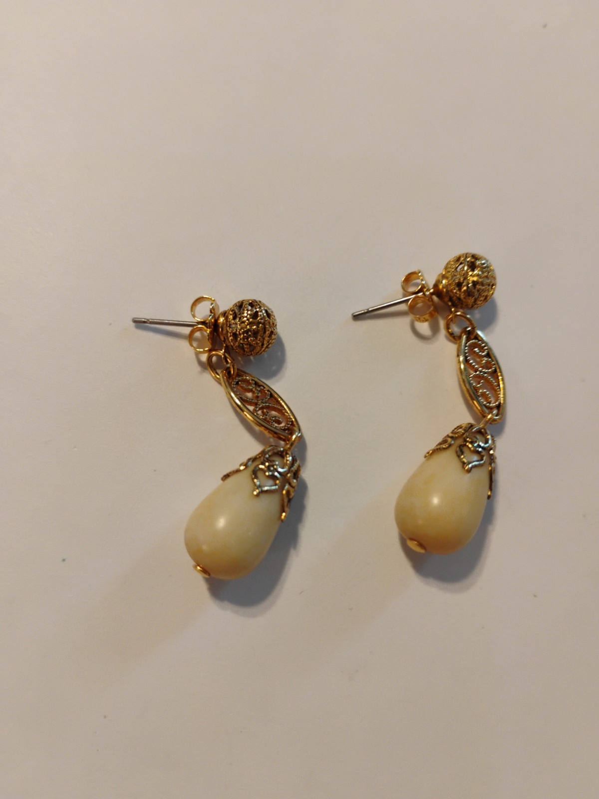 Avon Gold Tone & Ivory Filigree Preirced Drop Earrings 103G