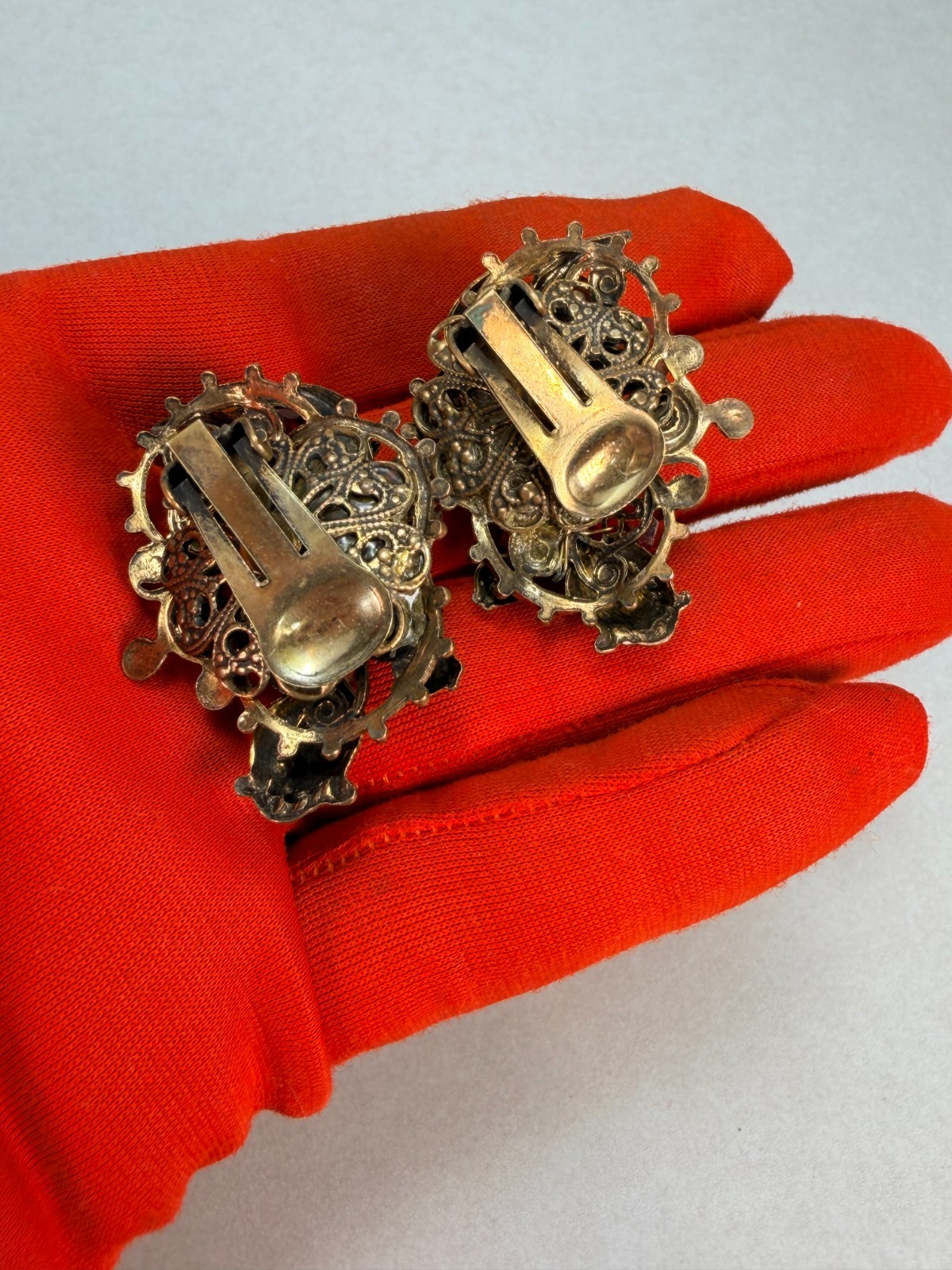 Gorgeous Unsigned DeMario Art Glass Floral Cluster Clip On Earrings Vintage Rare