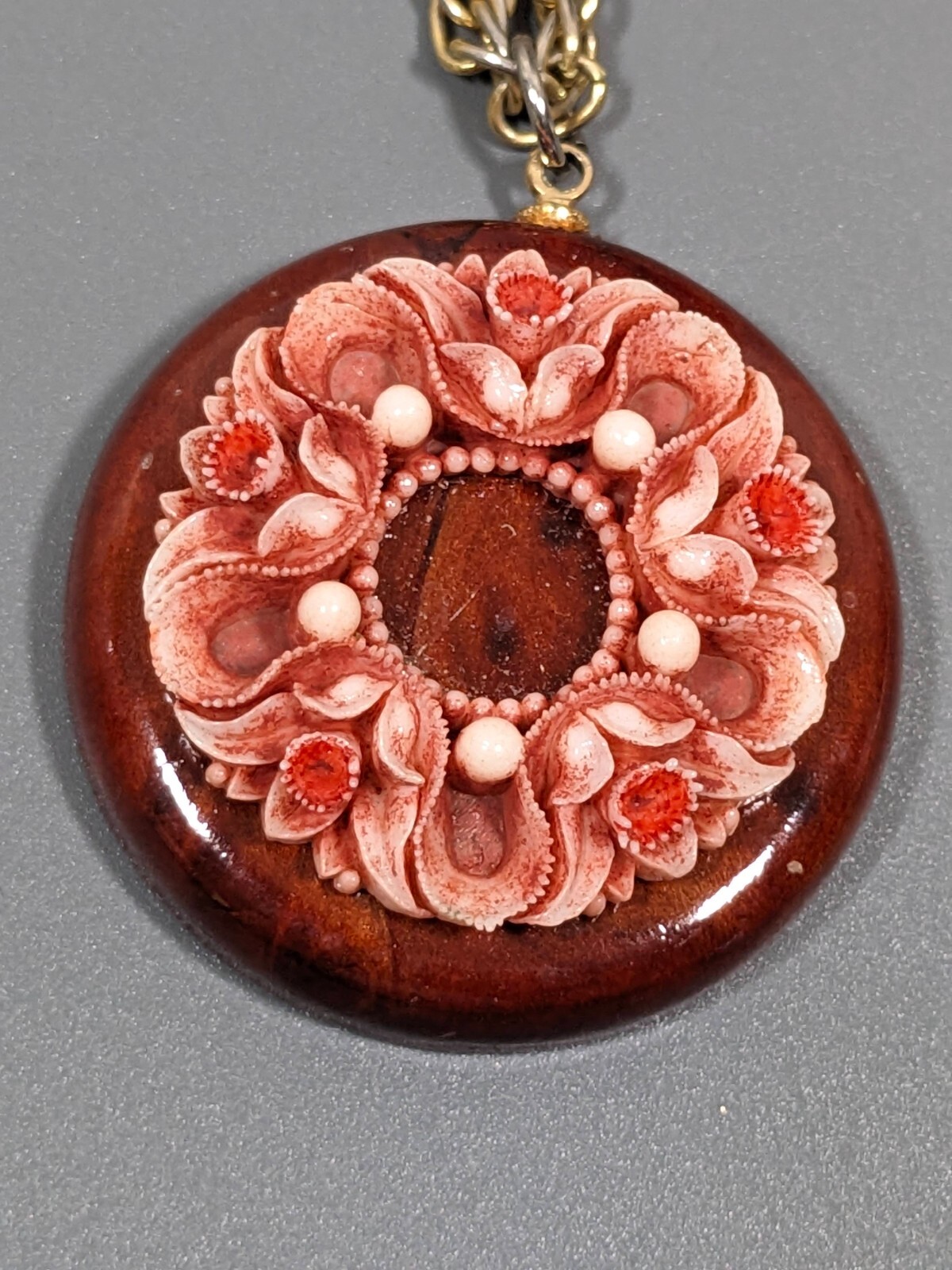 Vintage Carved Lucite Floral Wreath Round Brown Pendant Necklace 22 inches