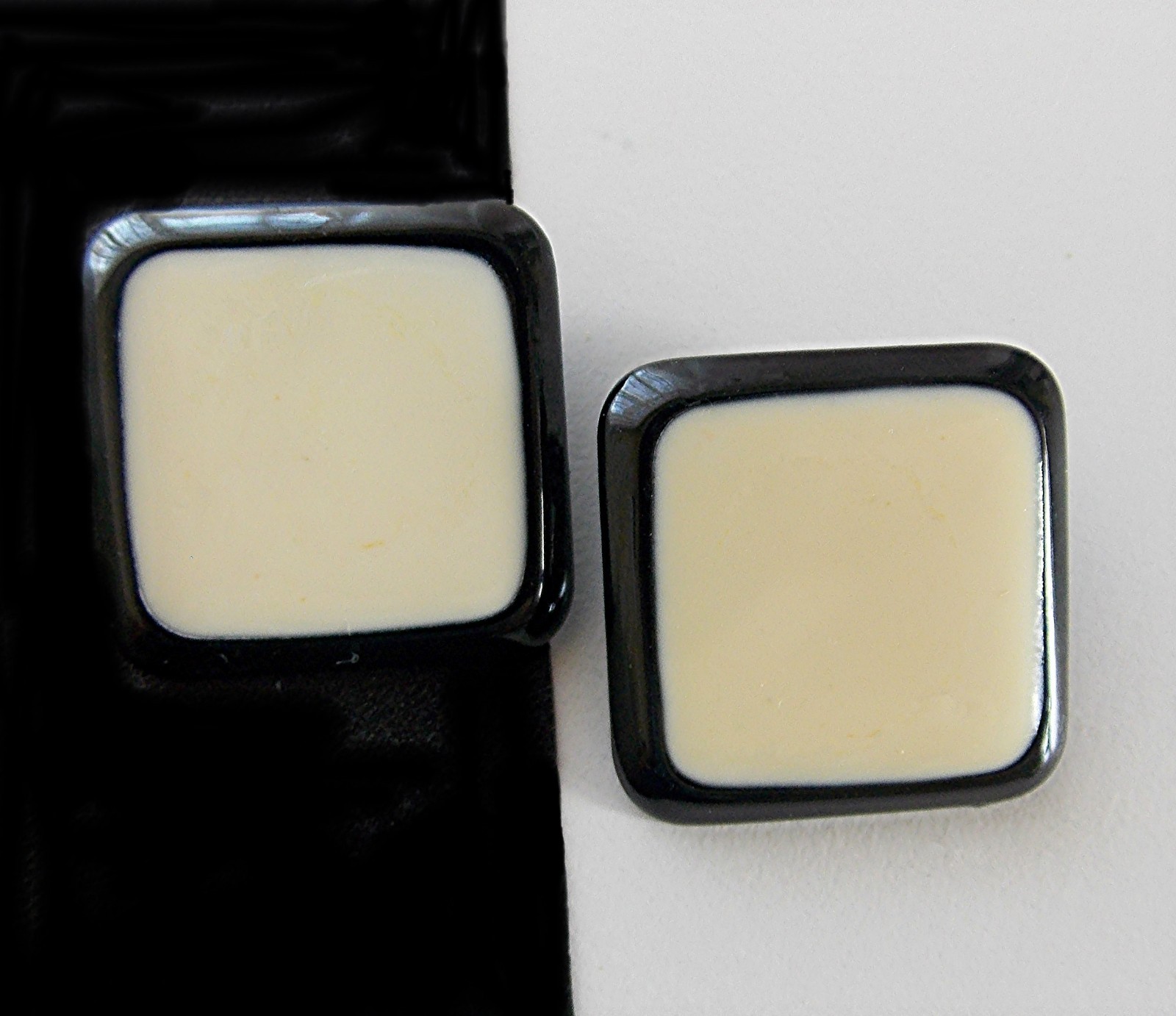 VINTAGE 1980’s SQUARE SHAPE BLACK & OFF-WHITE ENAMELED METAL CLIP-ON EARRINGS