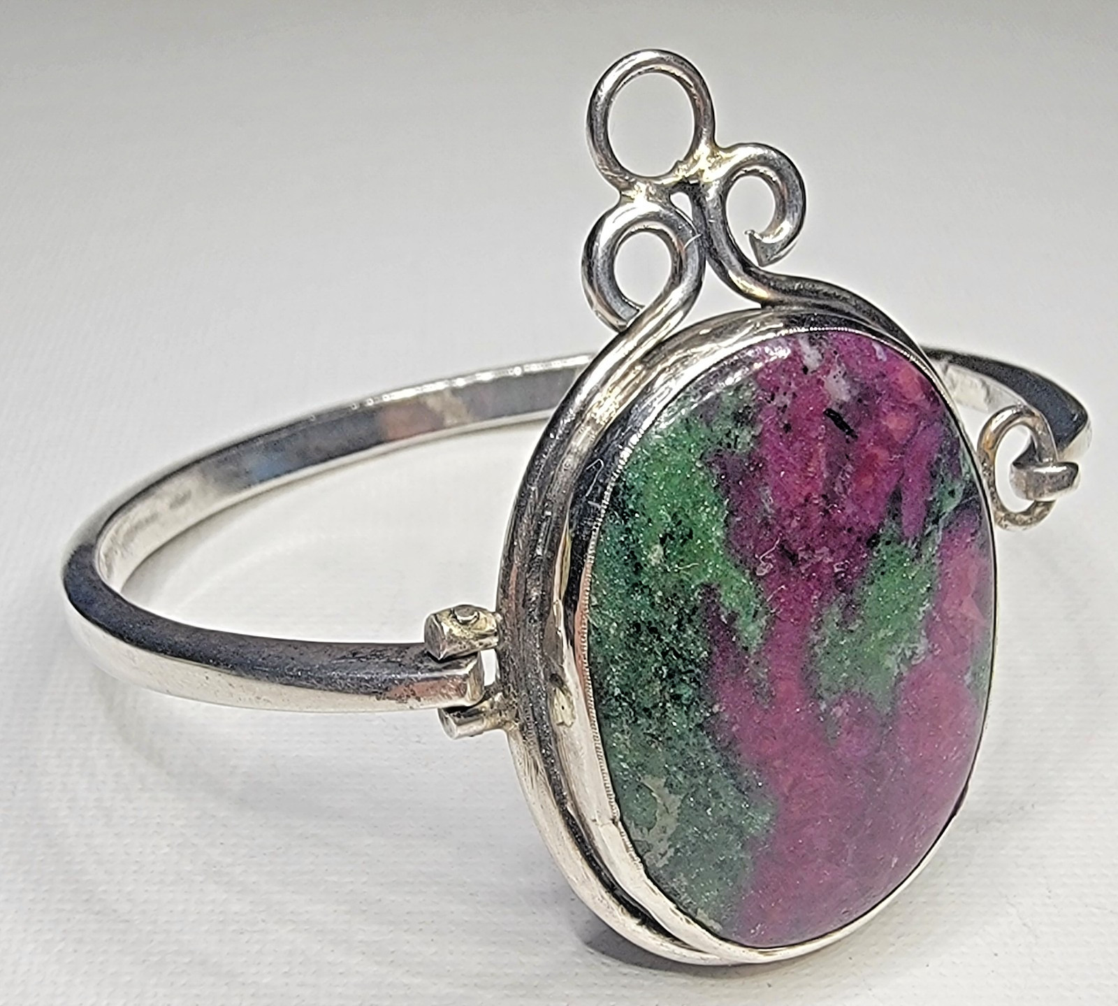 VTG Estate Piece Large RUBY ZOISITE Oval Cab Silver Latch Bangle BRACELET 44g