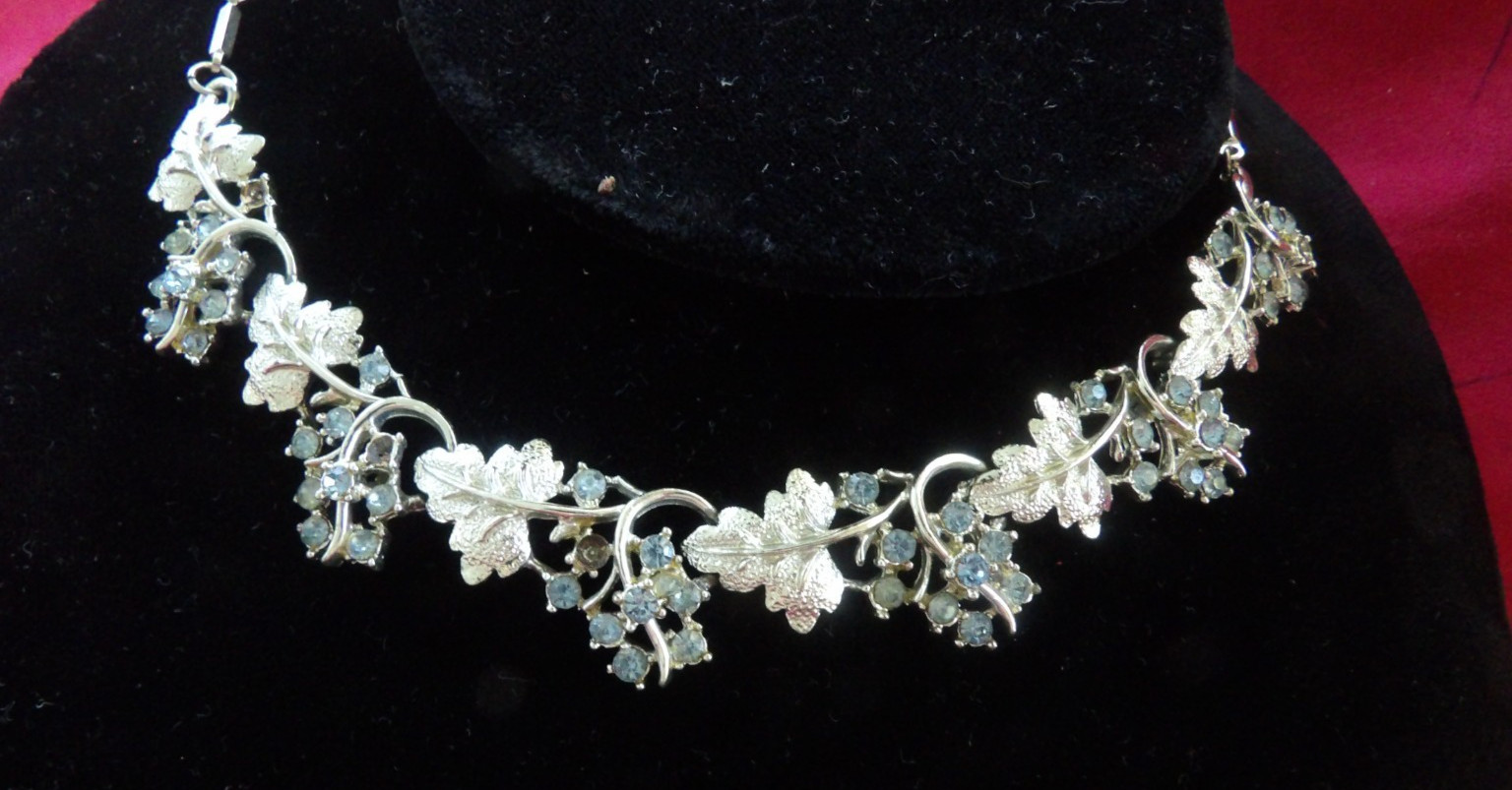 VTG 60S/70S/80S NECKLACE 18″ SIVER TONE ALL STONES PRESENT