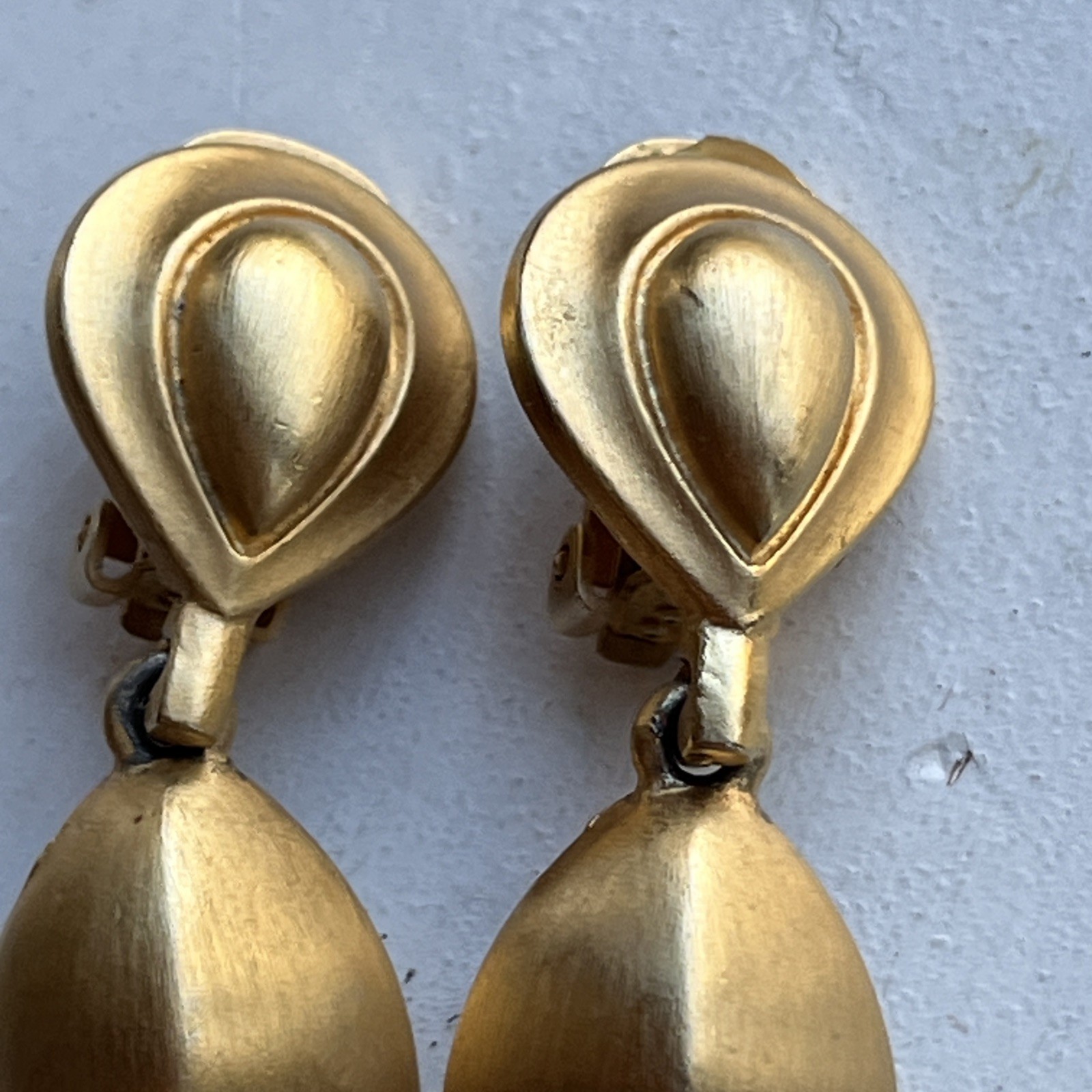 Vintage XEJA Matte Gold Dangle Drop Clip On Earrings Statement Classic