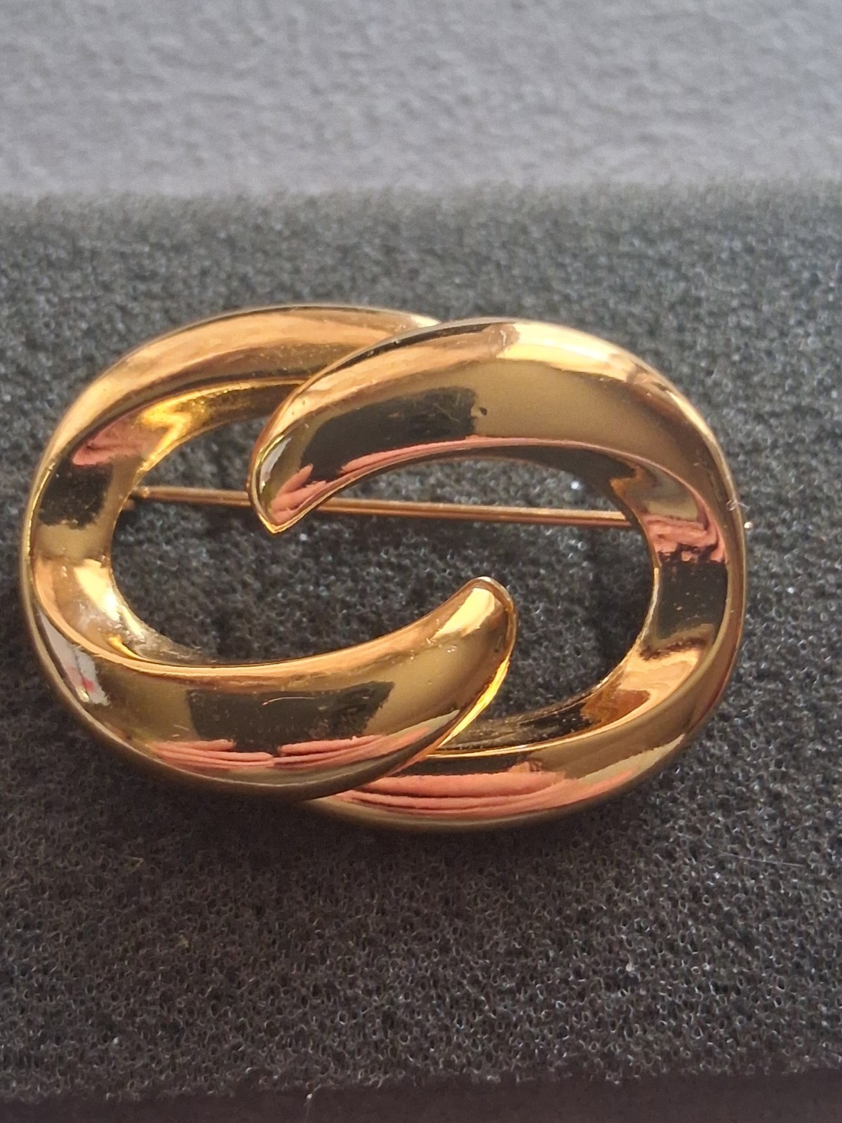Christian Dior abstract interlocking circle gold-plated brooch. Vintage 1980s-90