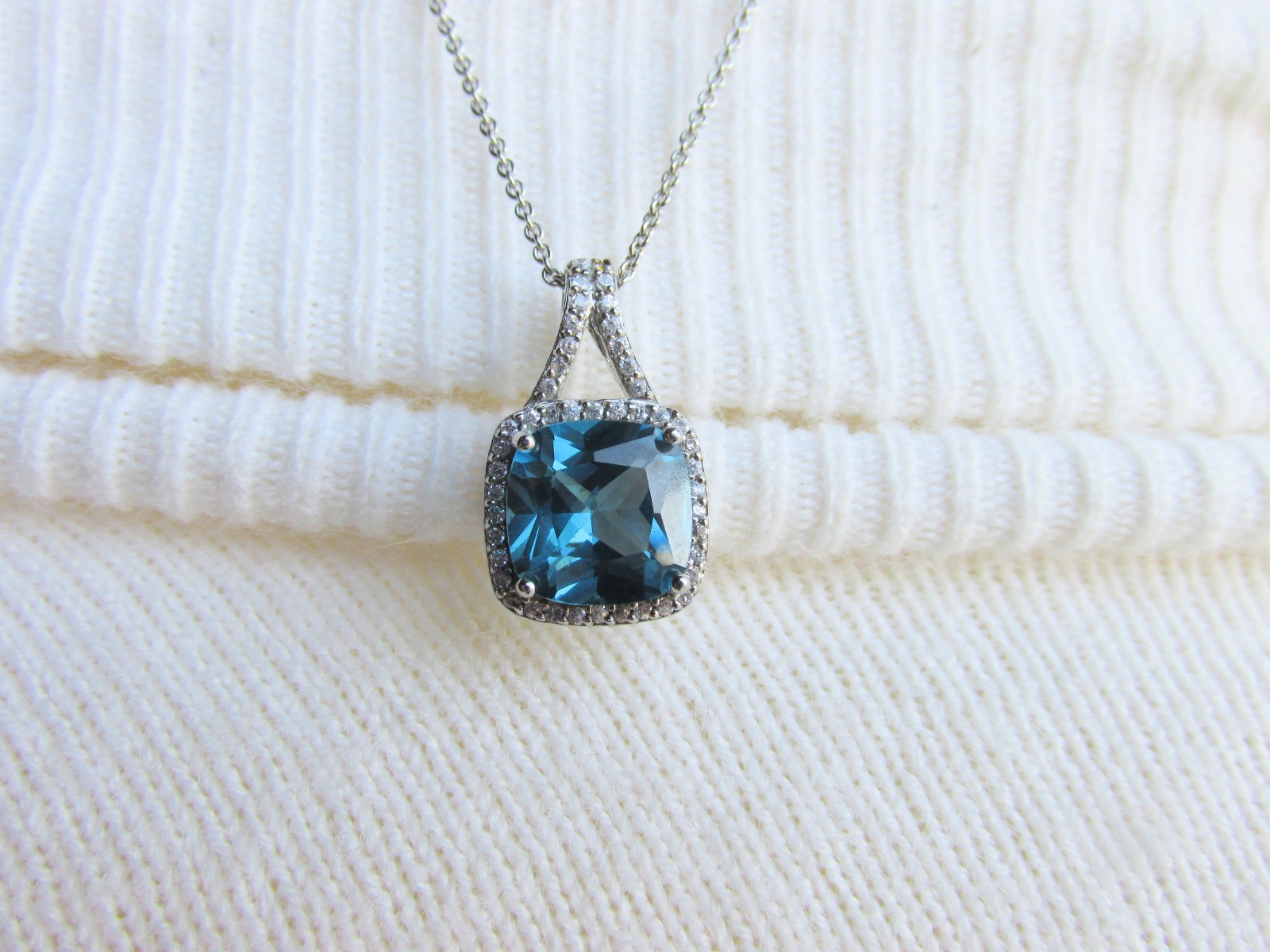 Stunning Sapphire Blue Cushion Cut CZ Cubic Zirconia Pendant Necklace Silverplat