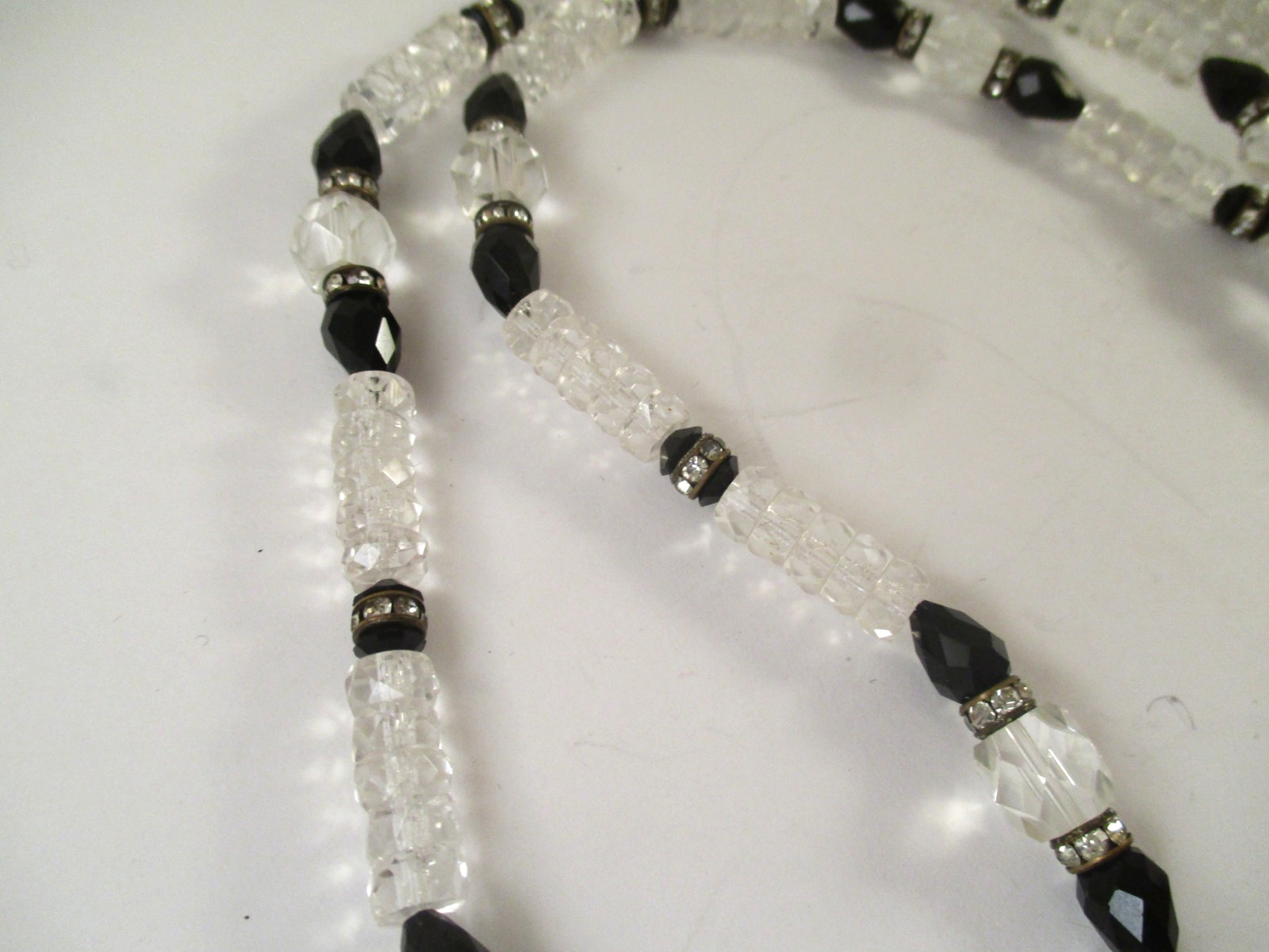 Vintage BLACK & CLEAR GLASS RHINESTONE RONDELLE BEADED NECKLACE 31-1/4″