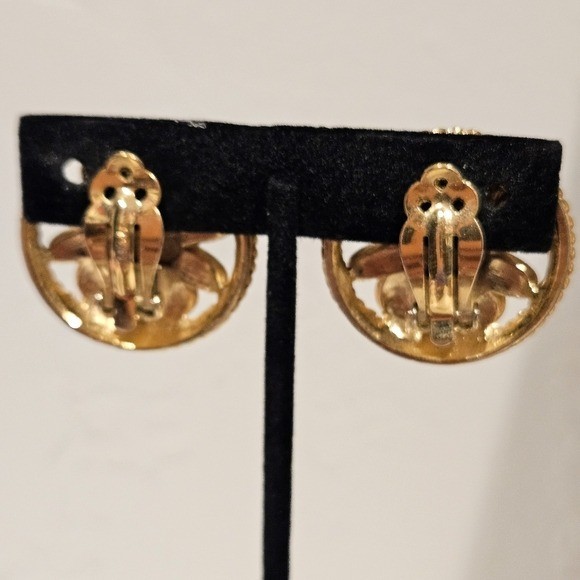 Trifari Vintage Elegant Gold Orange Brown Cream Floral Clip On Earrings Round