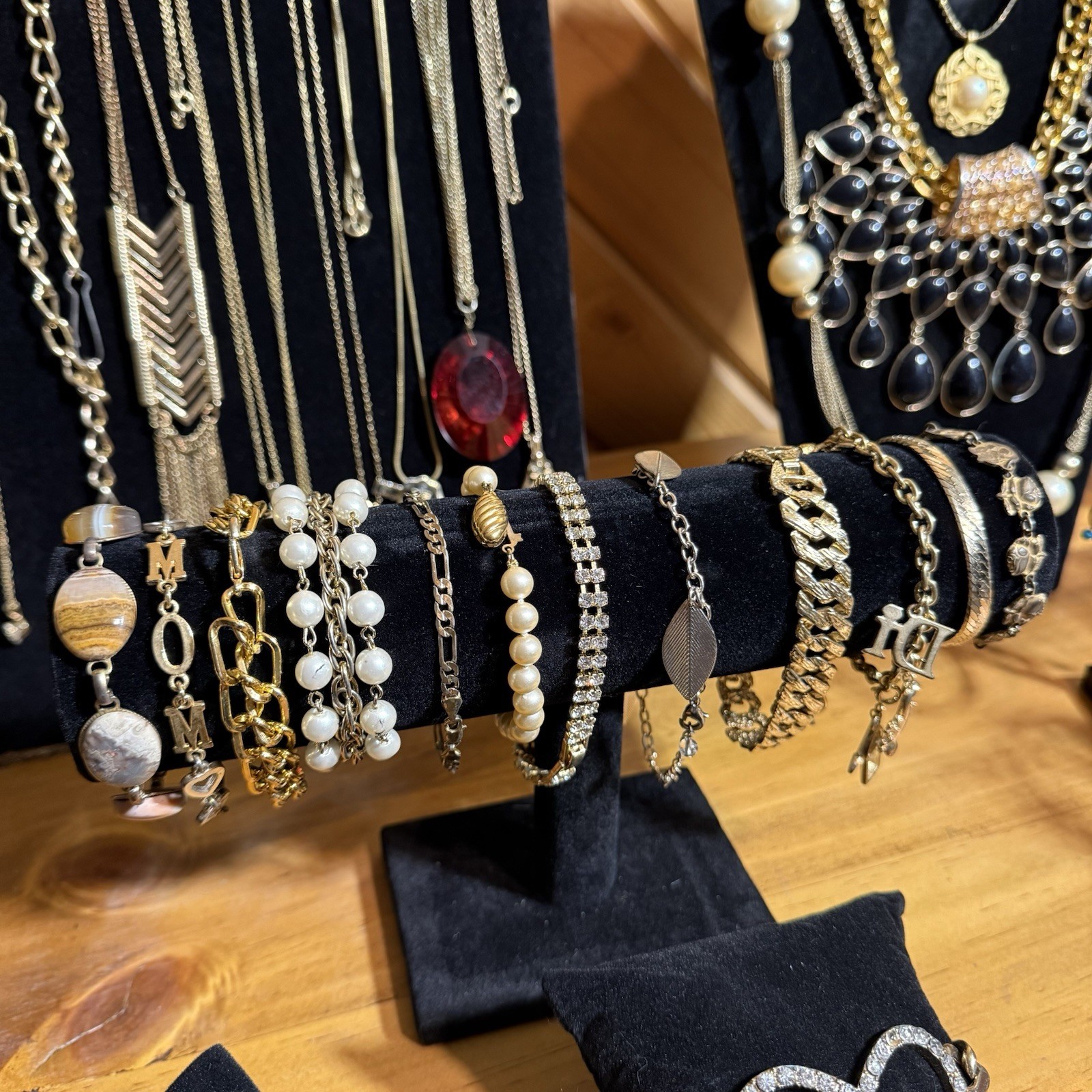 107PC LOT VTG-MODERN JEWELRY L GOLD TONE FEW SIGNED DARIA/GAY BOYER/ETC WEARABLE