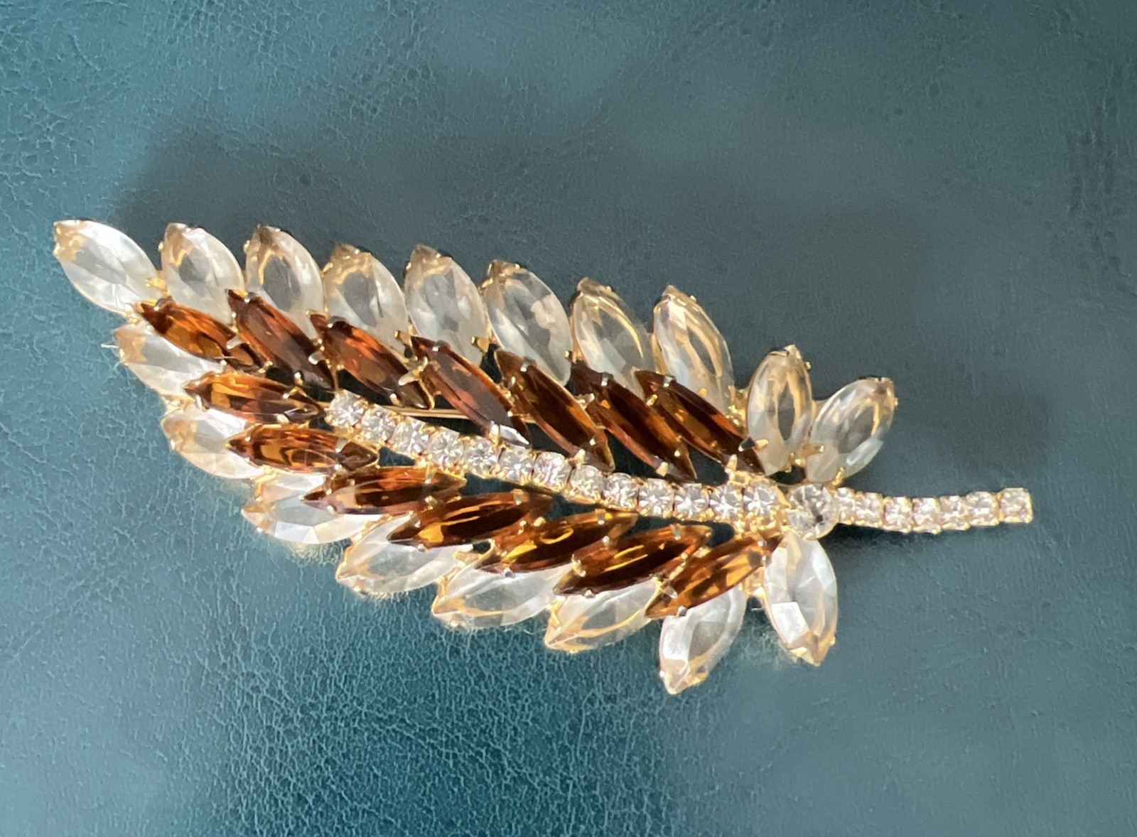 VINTAGE JULIANA DELIZZA & ELSTER AMBER and CLEAR RHINESTONE LEAF BOOCH 4″ LONG