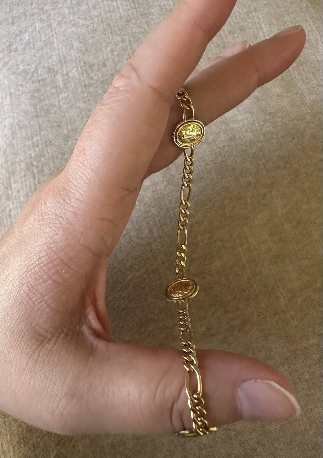 Vintage 18K Yellow Gold Italian Woman Cameo Figaro Chain Bracelet, 8 Inches