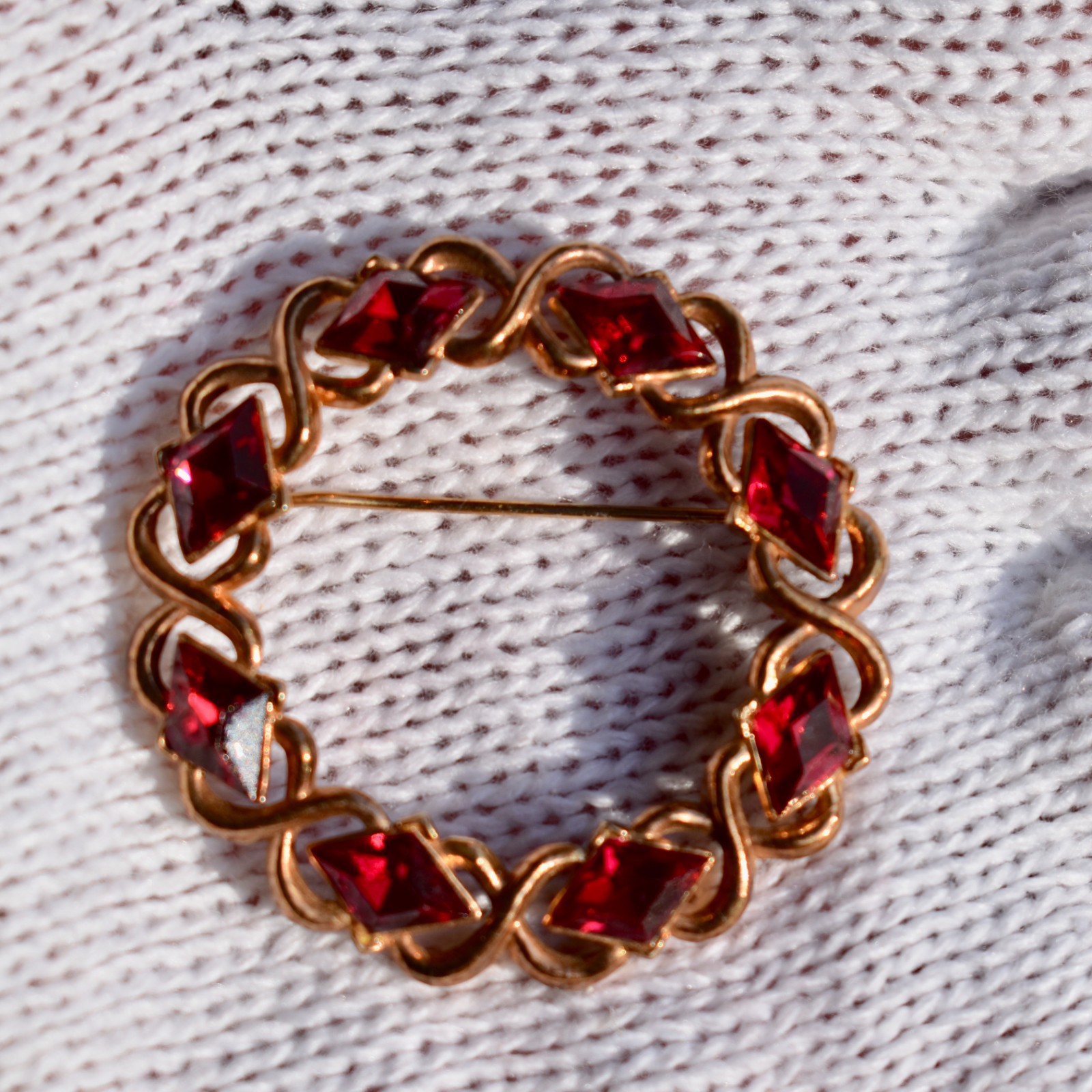 Vintage 1950s CROWN TRIFARI Red Lozenge Rhinestone Round Wreath Pin Brooch 1.75″