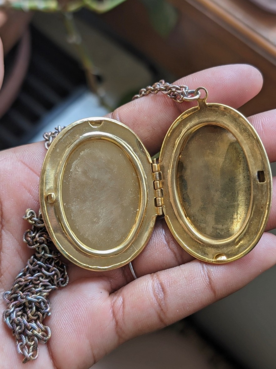 Romantic Courting Love Scene On Locket Vintage Chain 2″ Pendant 24″ Necklace