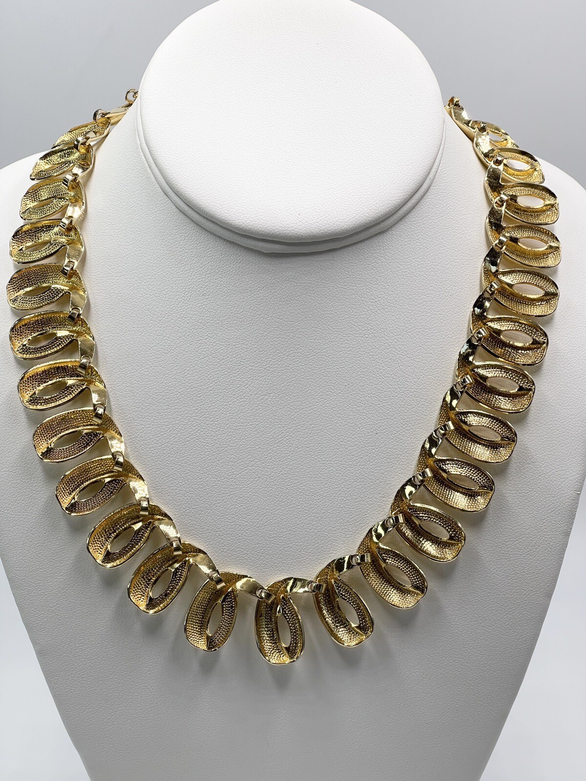 Vintage Necklace Gold Tone Swirl Design Ribbon Toggle Clasp 17 inch