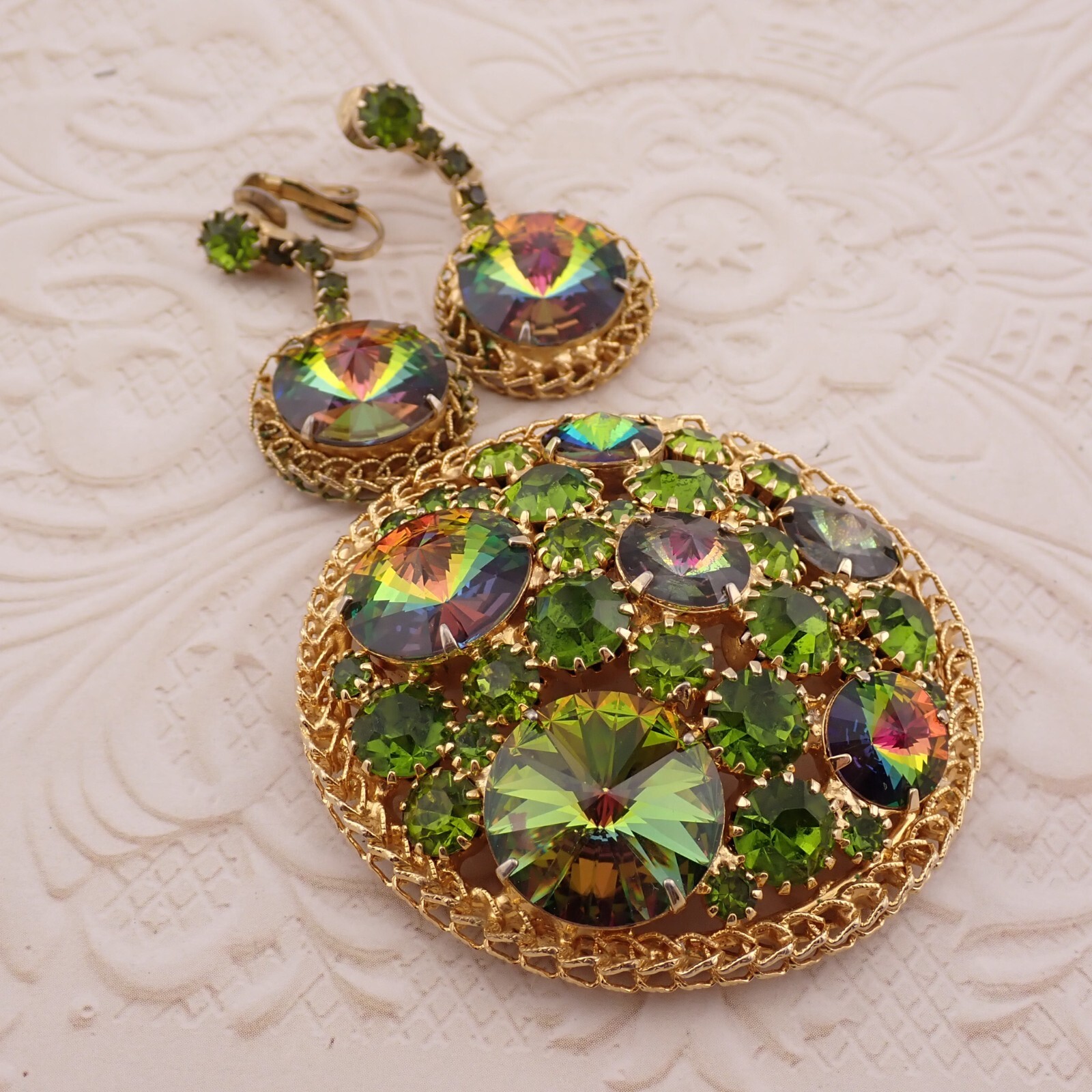 VTG Green Rivoli Point Up Rhinestone Chain Surround Brooch Dangle Earring Set