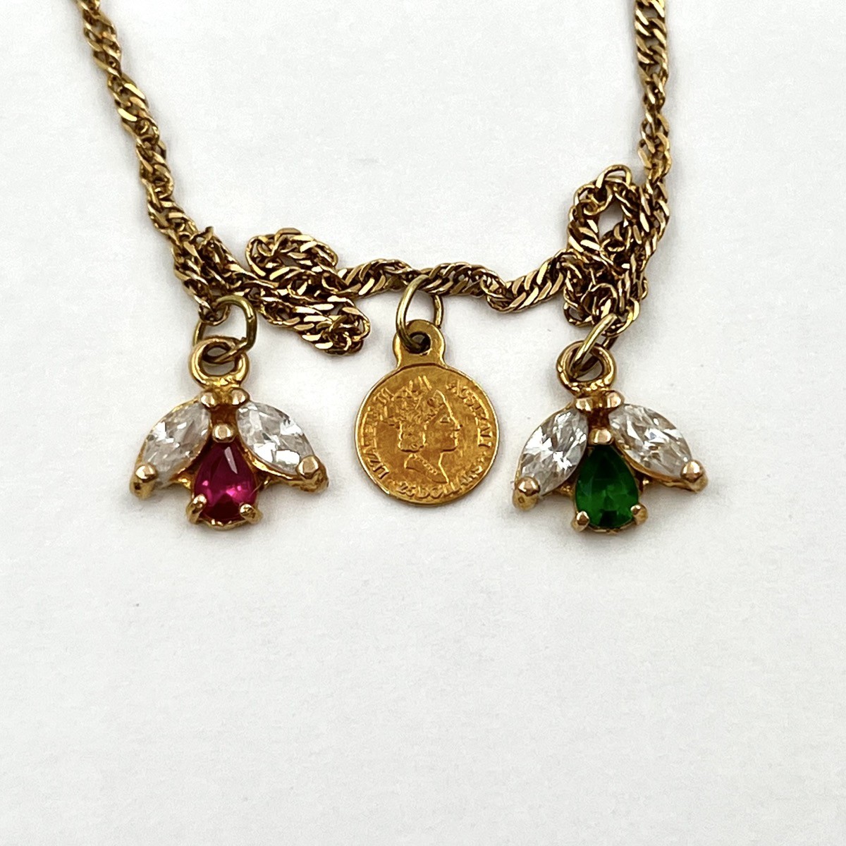 17k/18k Gold Simulated Ruby Emerald CZ Vtg Coin Style Charm Bracelet (LO1011755)