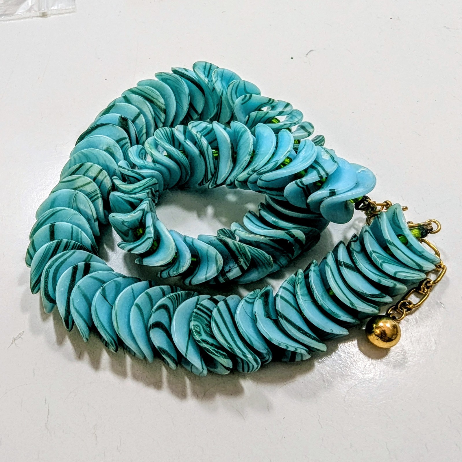 Vintage Trifari Turquoise Marbled Lucite Wavy Ruffle Choker Necklace 15-17″