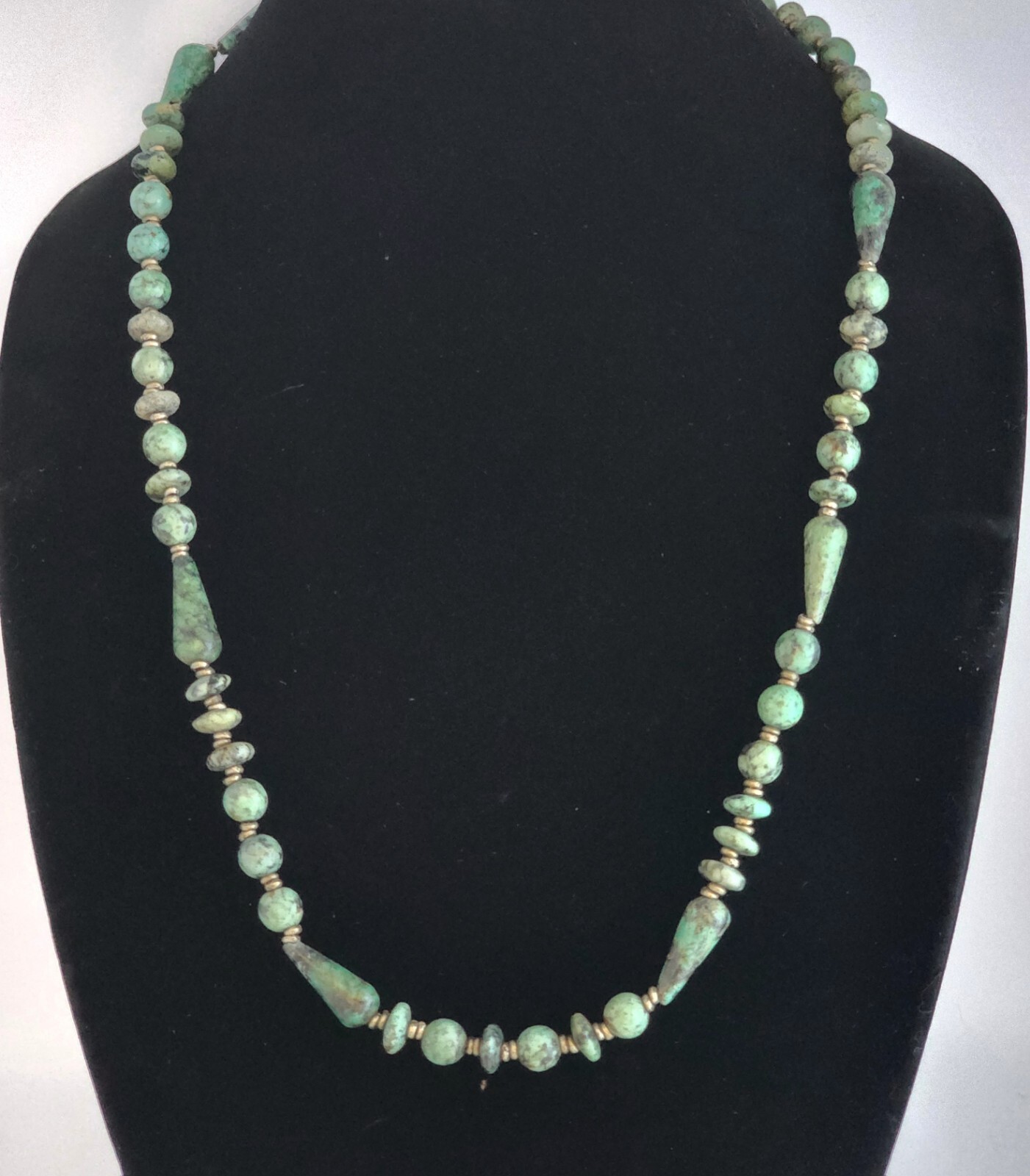 NATURAL JASPER STONES GREEN GRAINED ASYMMETRICAL SHAPES 25″ LENGTH NECKLACE VTG