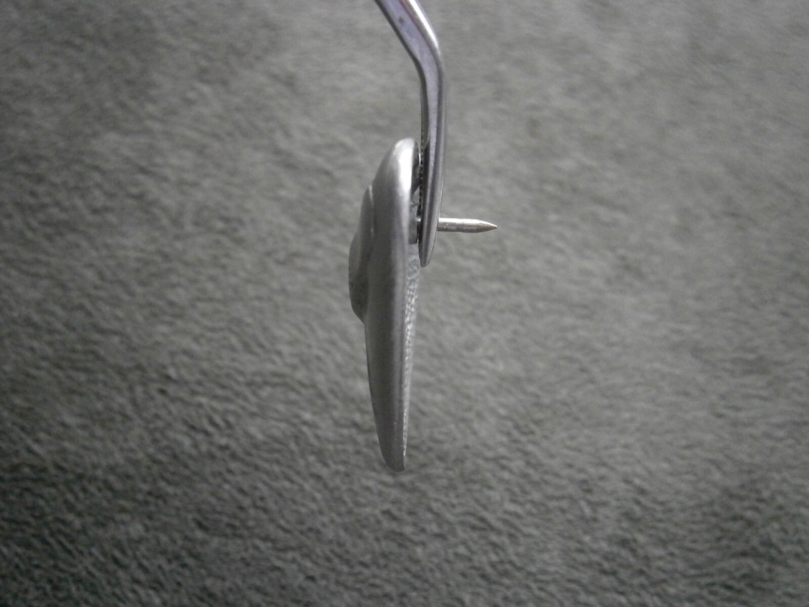 Large Broken Heart Vintage Pewter Brooch Lapel Pin Tie Tac 9.0g