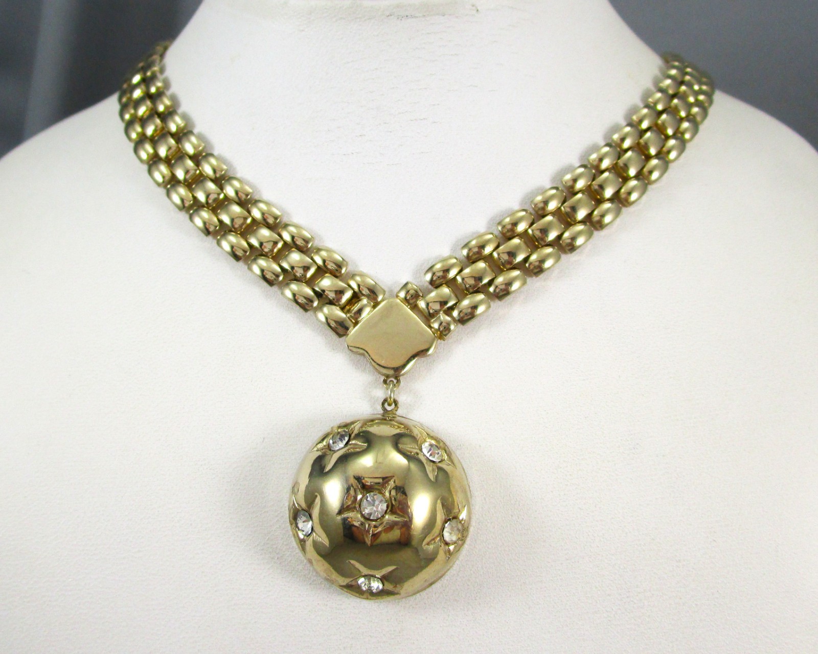 Vintage Gold Tone Basketweave Chain Dangling Round Crystal Pendant Necklace 781