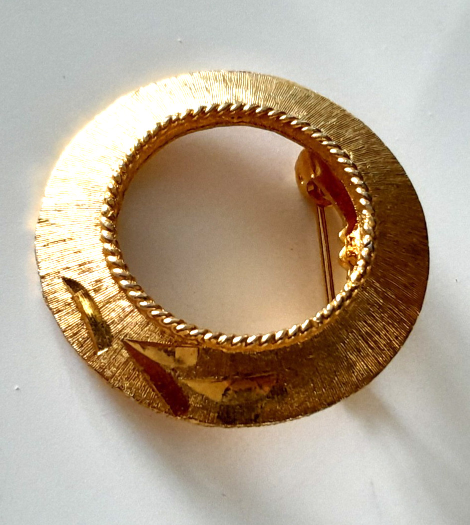 Vintage 1960’s MAMSELLE Signed Gold-Tone Metal 1.25″ Wreath Circle Pin/Brooch