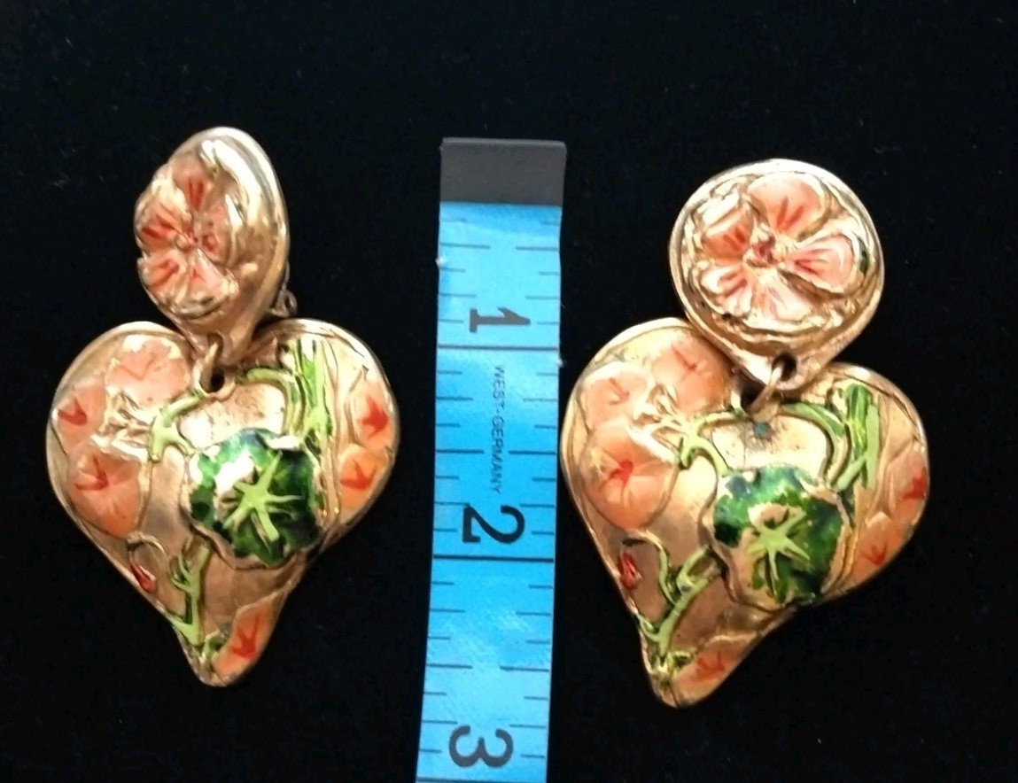 RARE VINTAGE 1980s LA ROSE POURPRE PARIS GOLDTONE FLORAL ENAMAL CLIP ON EARRINGS
