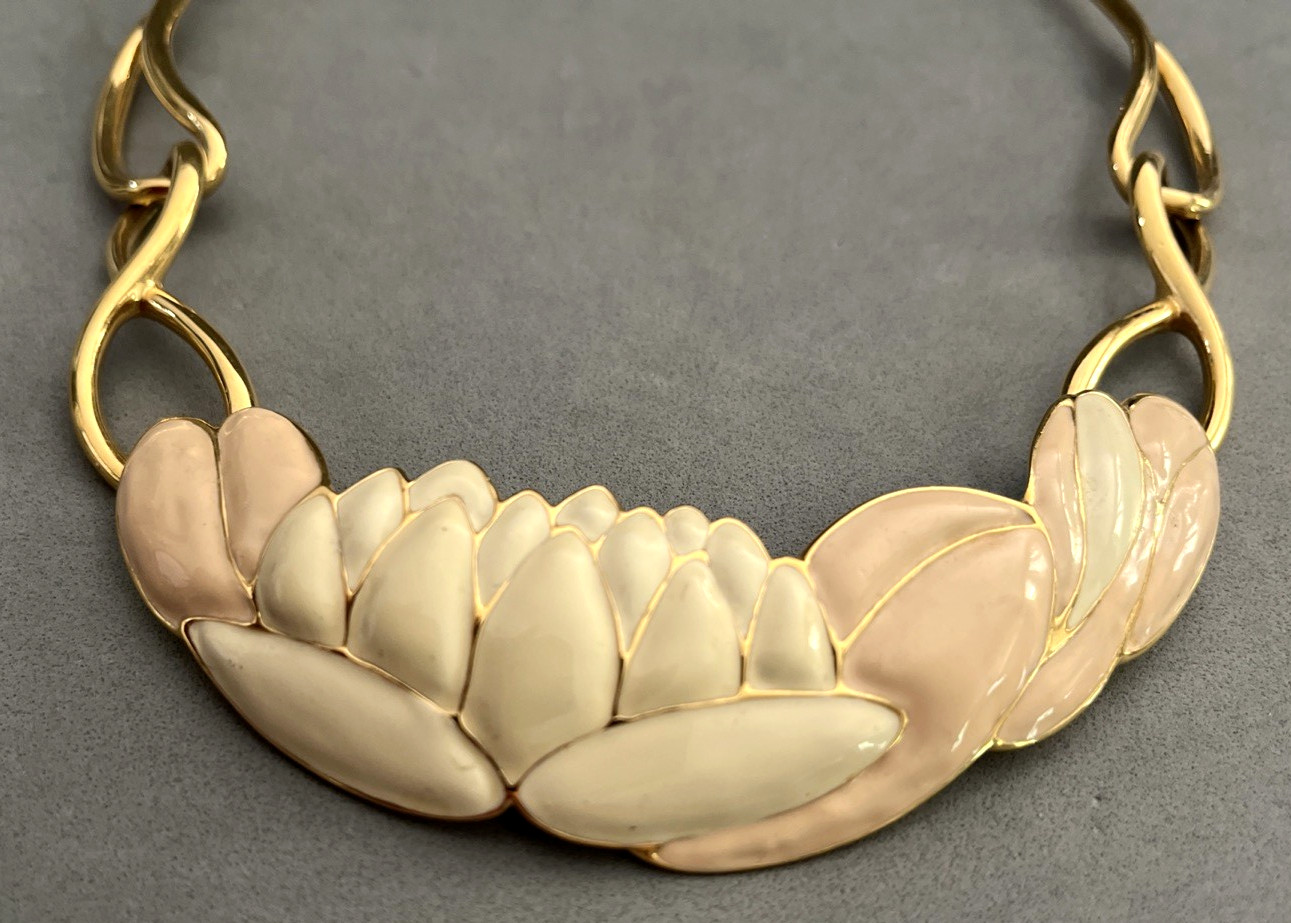 Vintage MONET Goldtone Pastel Enamel Lotus / Water Lilies Necklace 15 ~ 17″ Mint