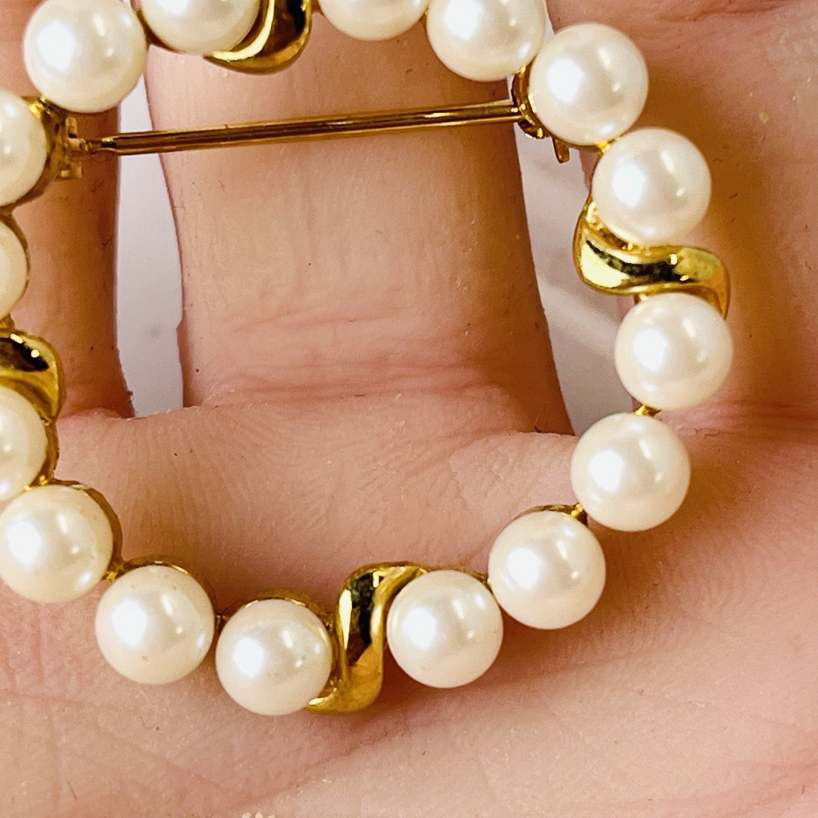 Vtg Open Circle Faux Pearl Round Brooch Pin – Gold Tone Accents – 1.25” – 1990s