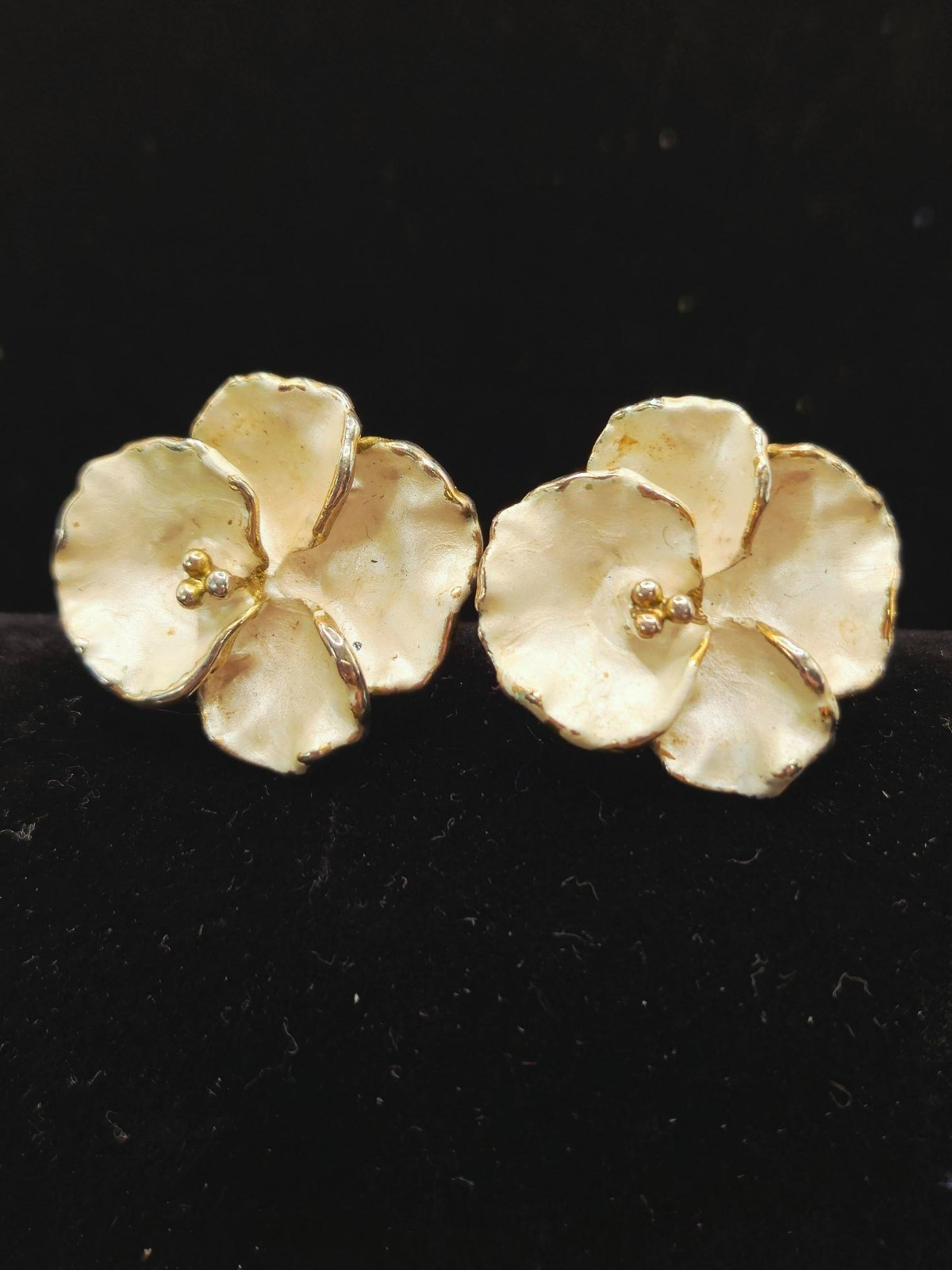 Vintage 1980s Gold Tone Enamel Pansy Flower Clip On Earrings Retro Matte Petal
