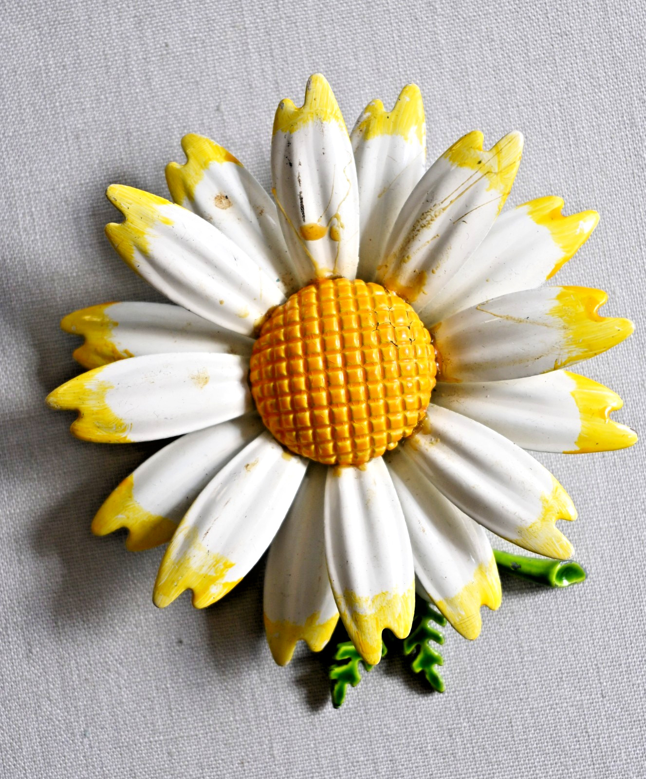 Retro Vintage White and Yellow Enamel Daisy Flower Floral Brooch Pin
