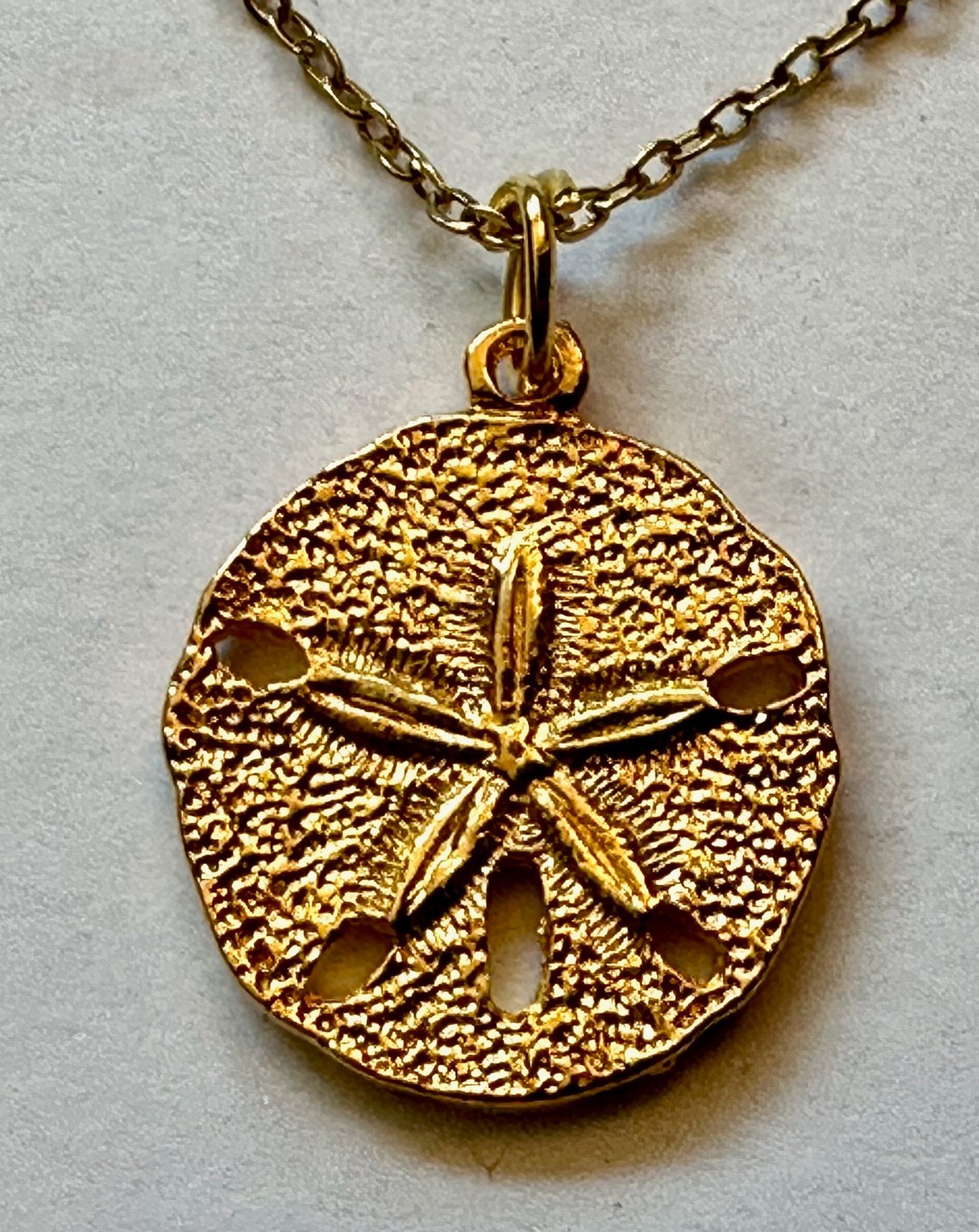 VINTAGE SANDDOLLAR GOLD TONE TEXTURED CHARM PENDANT 5/8 OF 1″ NECKLACE 18″ GP