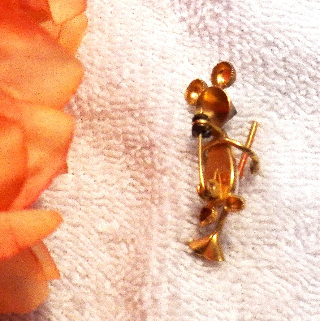 CLASSIC PIN BROOCH WHIMSICAL MOUSE COSTUME STONE BODY WHISKERS BROOM GOLD TO K13