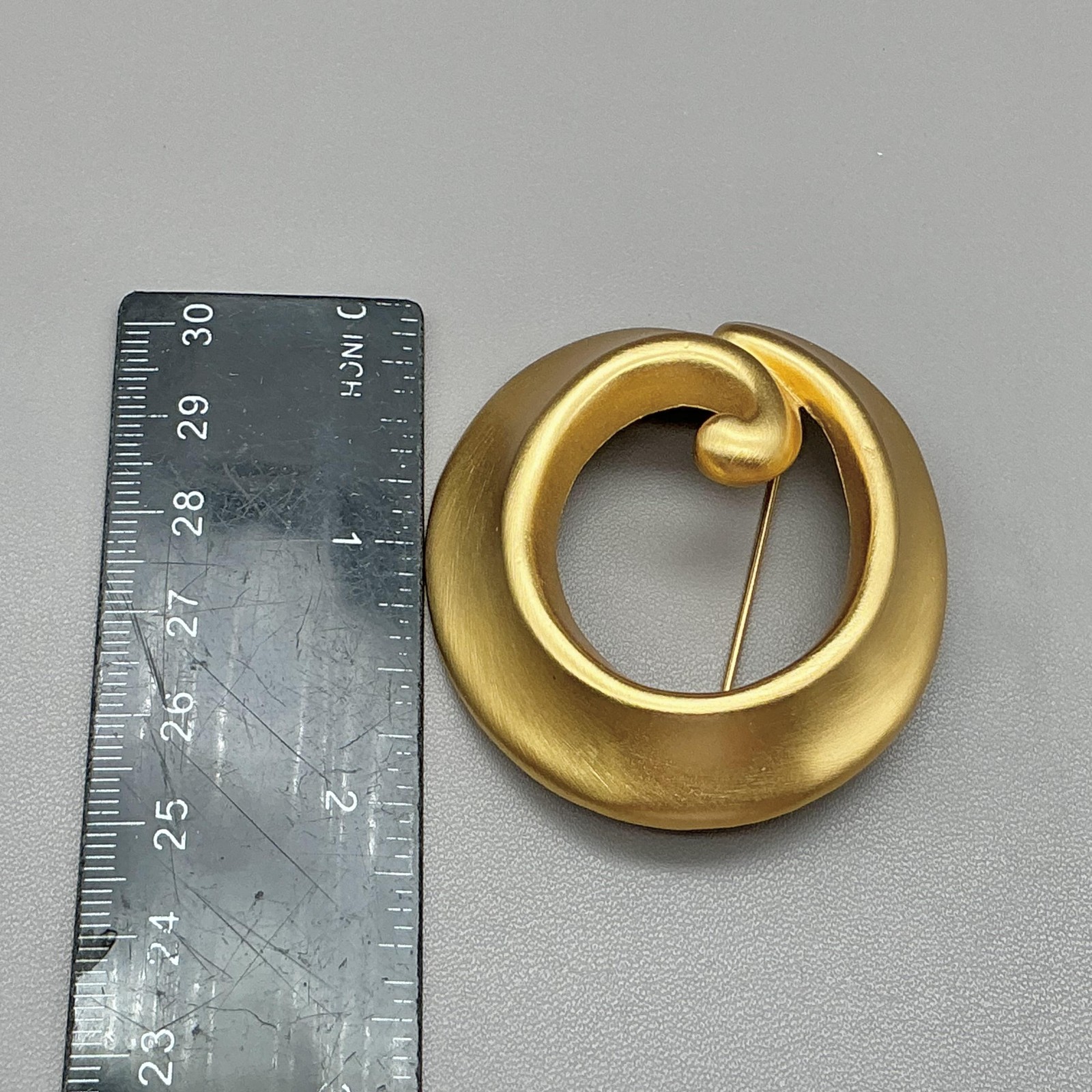 AK Brooch Abstract Modernist Swirl Round Gold Tone Art Pin Retro Costume Jewelry