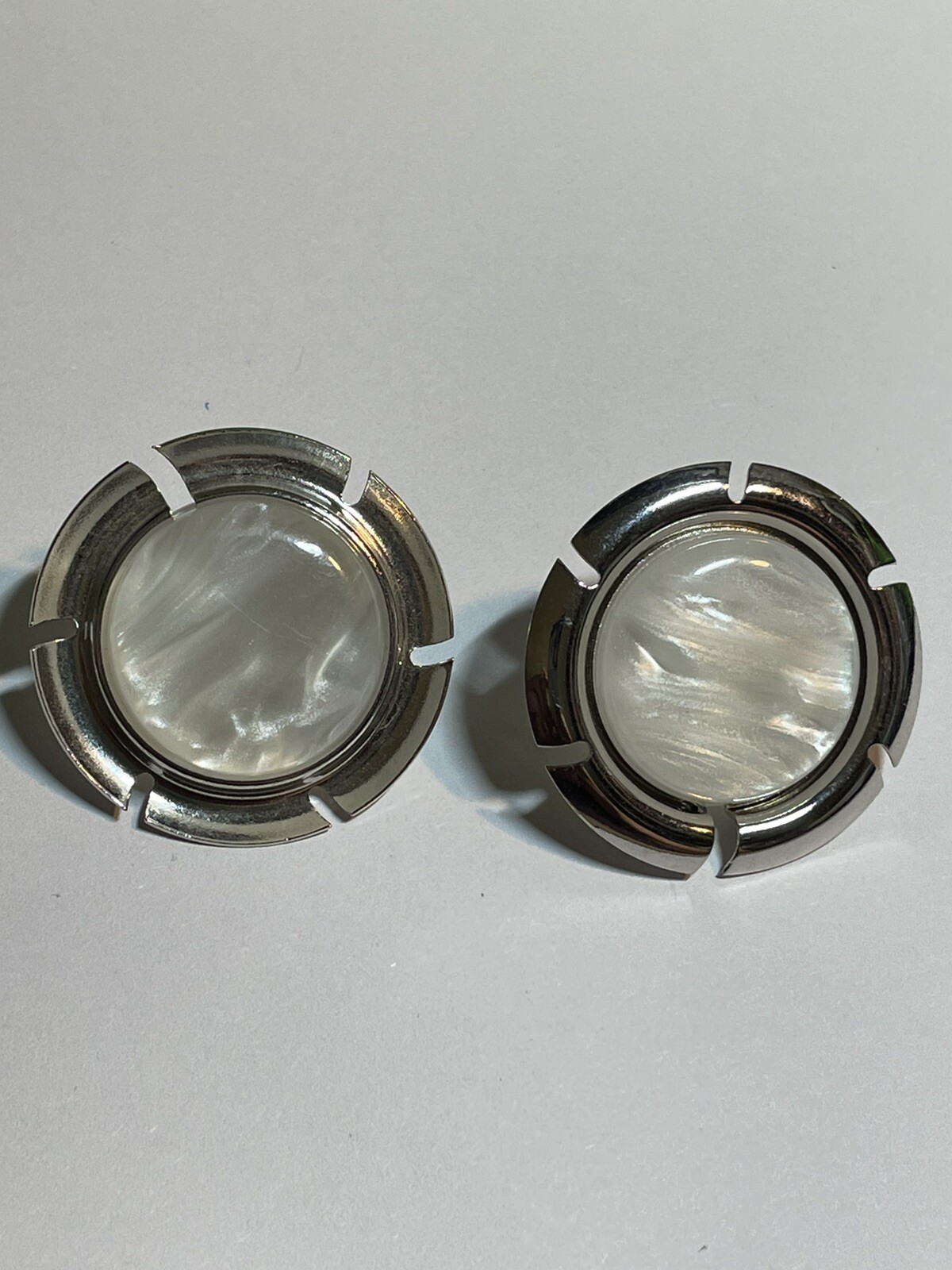 Sarah Coventry Silver Tone Pearl Swirl Lucite Clip On Earrings YT-48