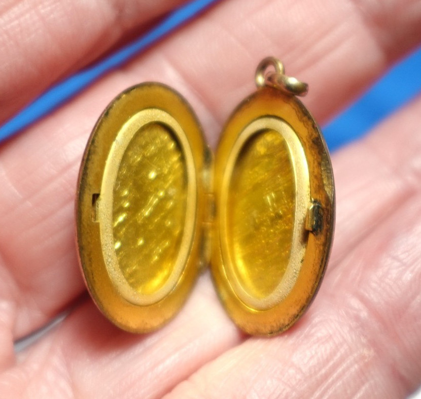 GOLD FILLED ANTIQUE OVAL LOCKET 15 X 25 MM 4.5 GRAMS J-700