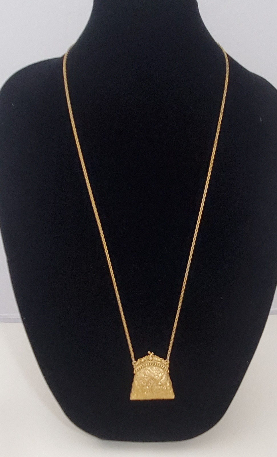Vintage MFA Museum Of Fine Arts Boston Gold Tone Purse Locket Pendant Necklace