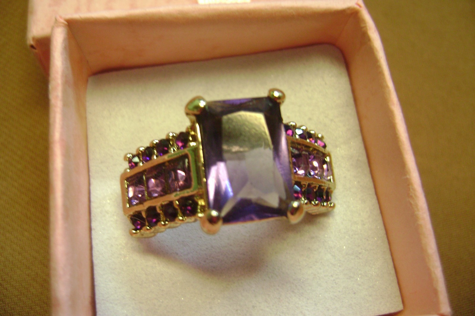 BETSEY JOHNSON CHUNKY PURPLE EMERALD CUT CRYSTAL GLASS SIZE 8 GOLD TONE RING